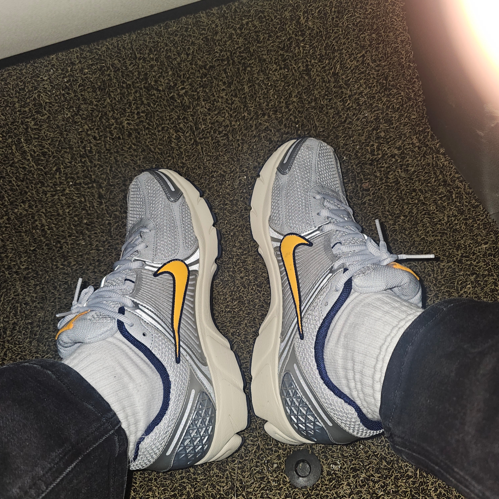 Nike Zoom Vomero 5 Pure Platinum and Laser Orange 착용 스타일