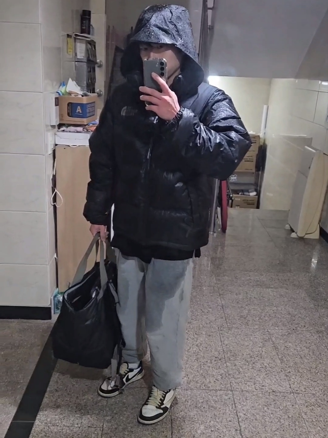 Jordan 1 x Travis Scott x Fragment Retro Low OG SP Military Blue, The North Face 1996 Water Shield Nuptse Jacket Real Black 착용 스타일