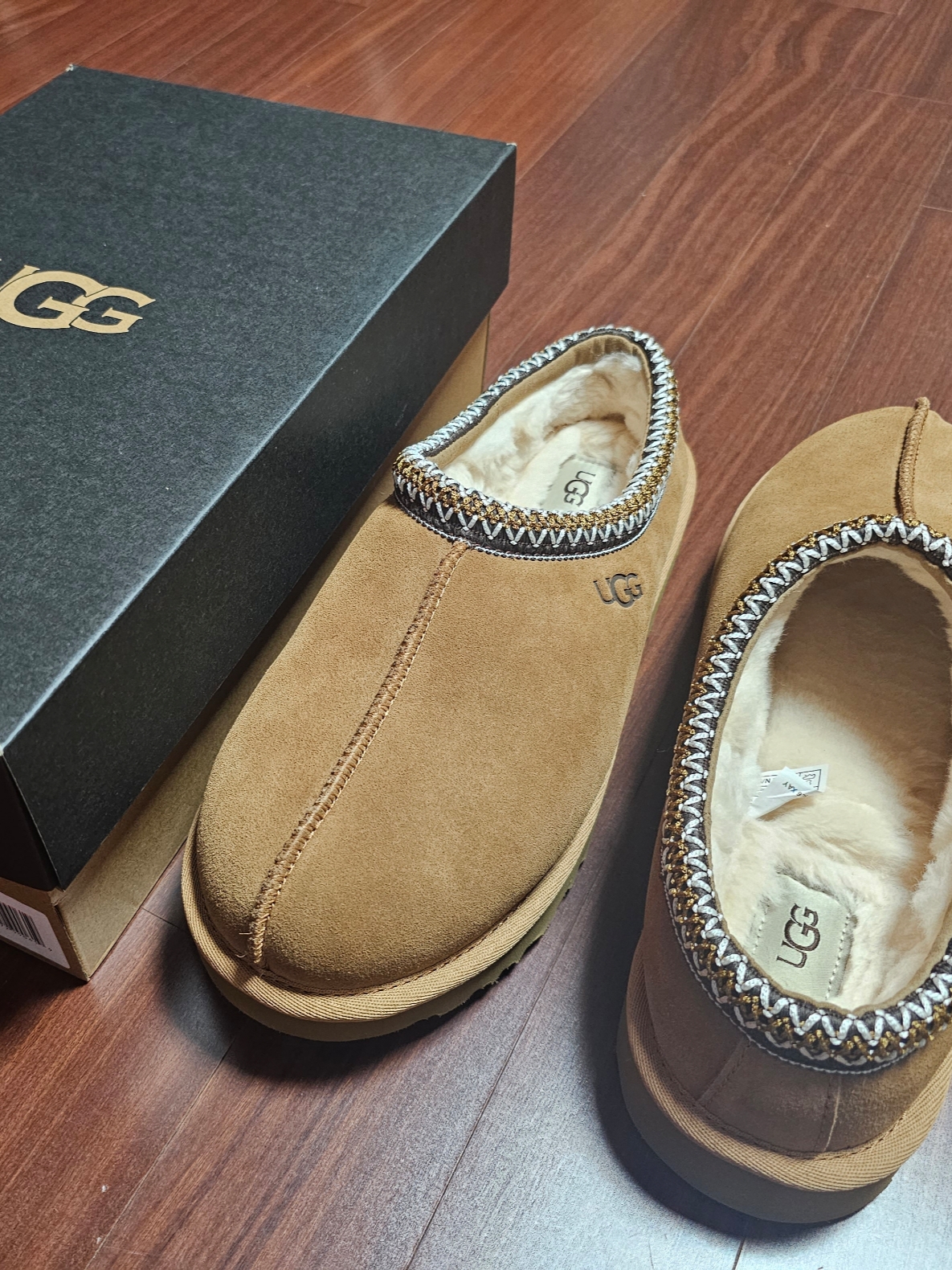 UGG Tasman Slipper Chestnut 착용 스타일 - 2