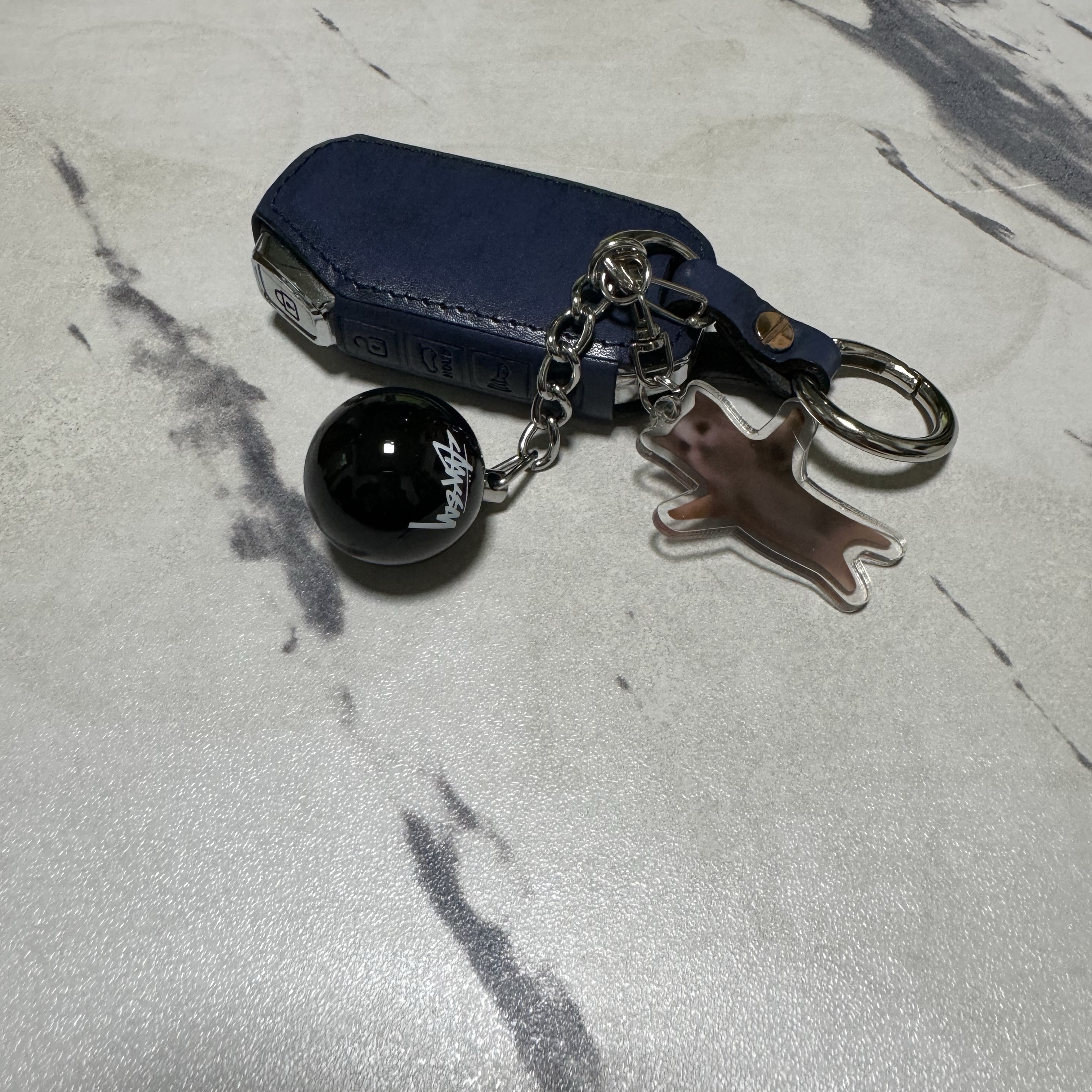 Stussy 8 Ball Keychain Black 착용 스타일
