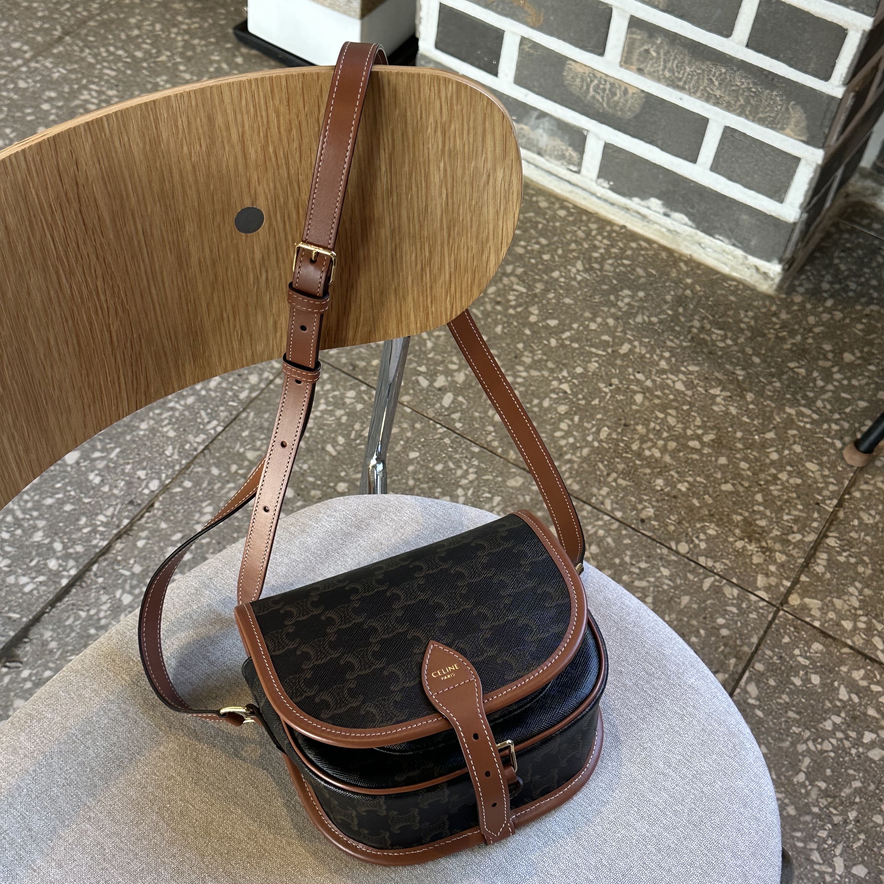 Celine Medium Folco Bag in Triomphe Canvas and Calfskin Tan 착용 스타일