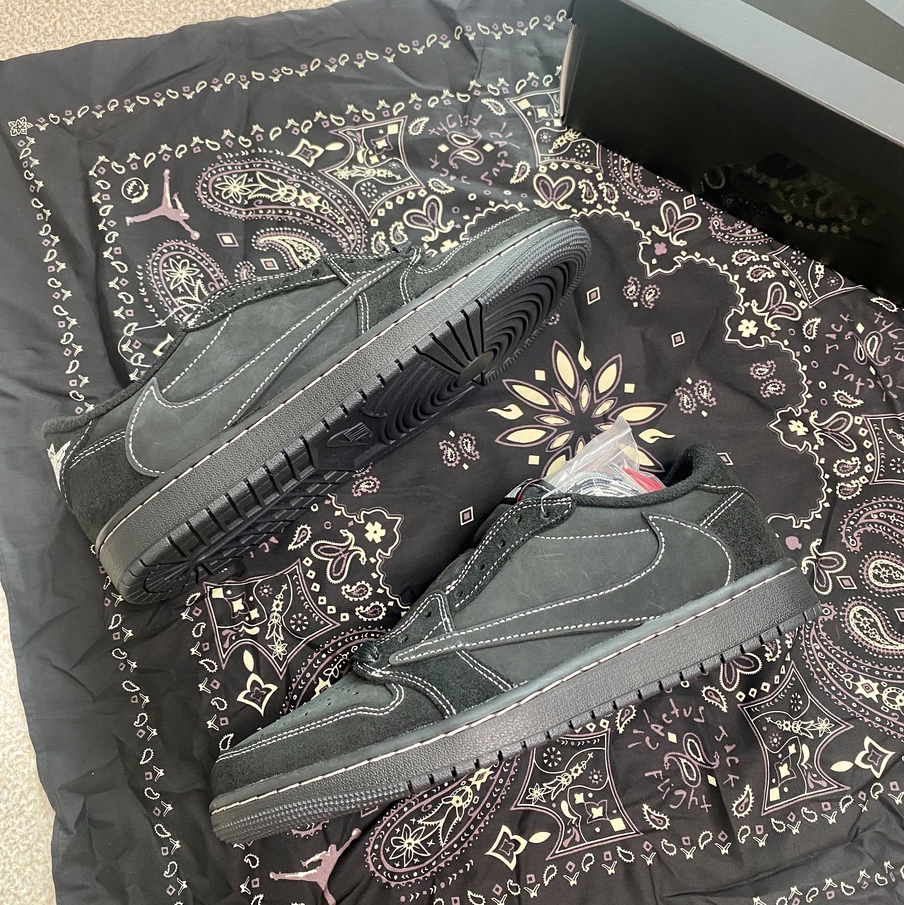 Jordan 1 x Travis Scott Retro Low OG SP Black Phantom 착용 스타일