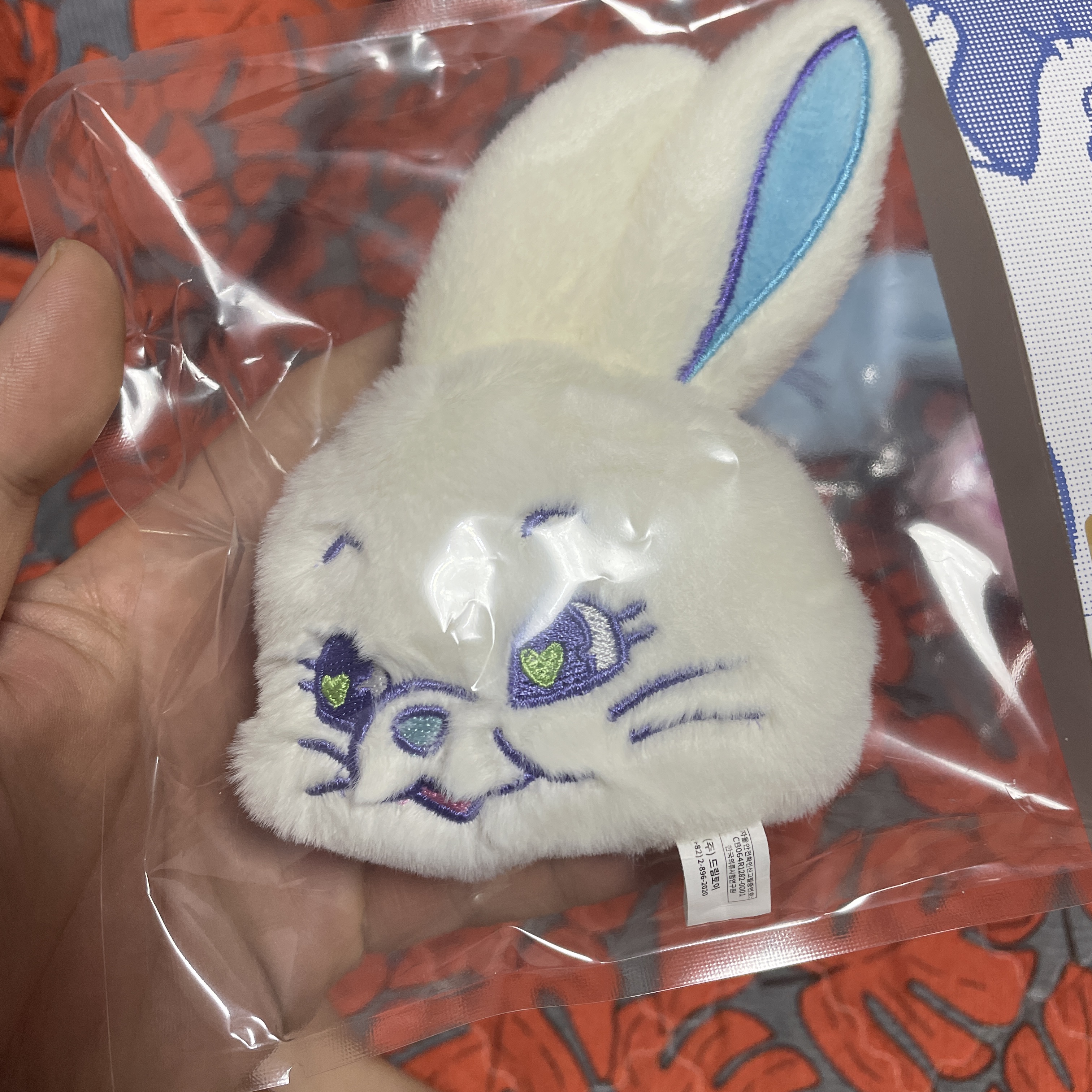 NewJeans Tokki Merchandise Fluffy Keyring White 착용 스타일