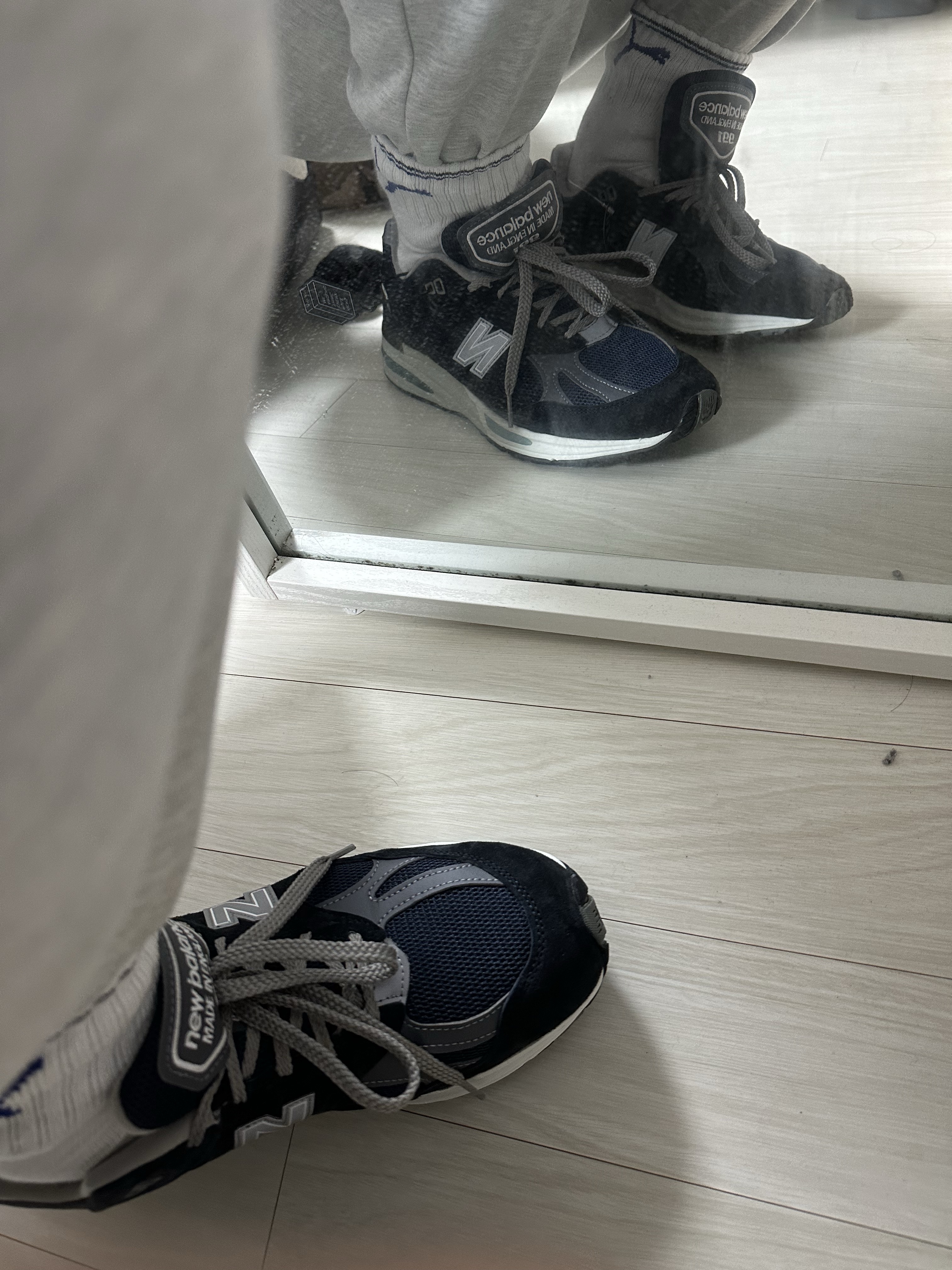 New Balance 991v2 Made in UK Dark Navy Smoked Pearl 착용 스타일