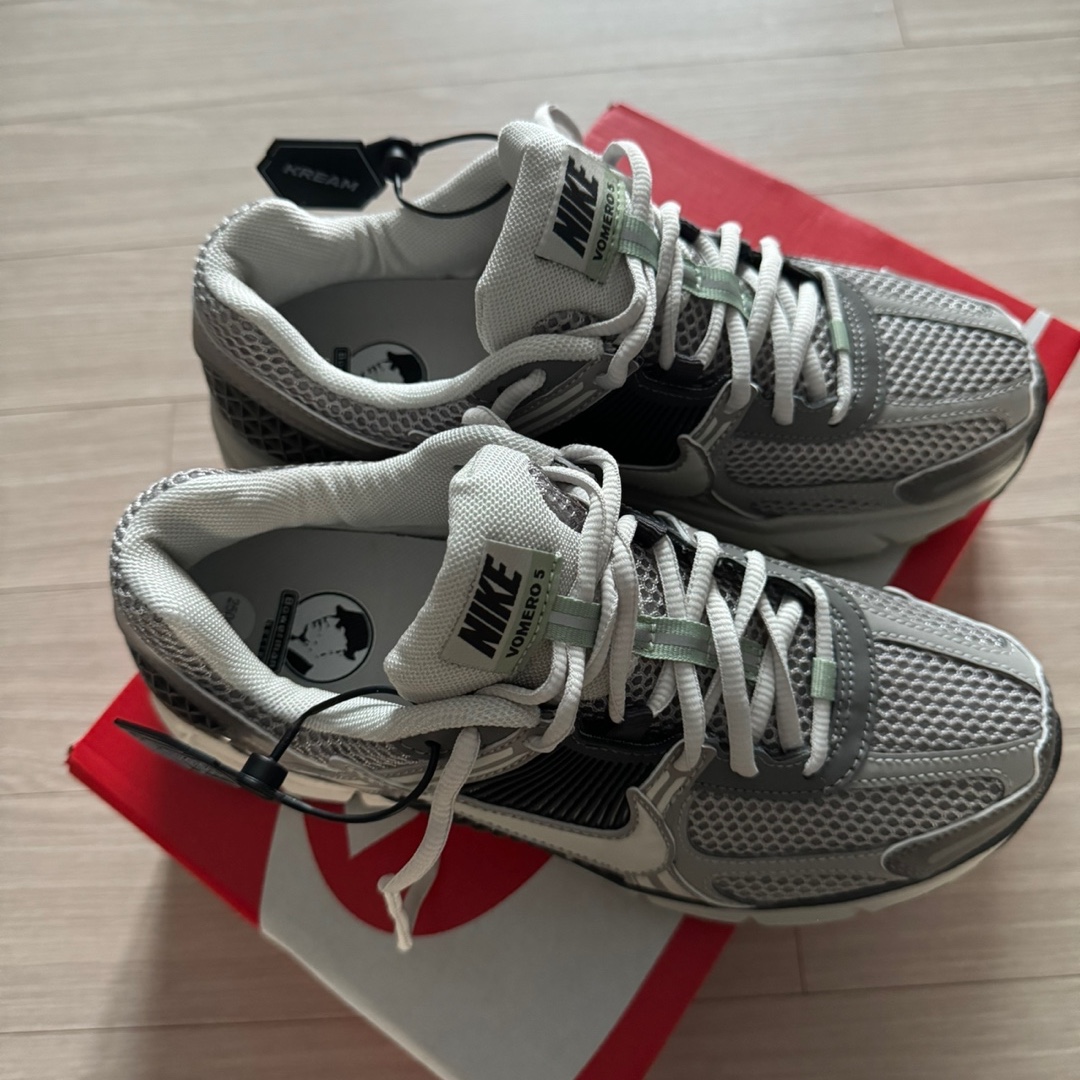 (W) Nike Zoom Vomero 5 Cobblestone and Flat Pewter 착용 스타일 - 2