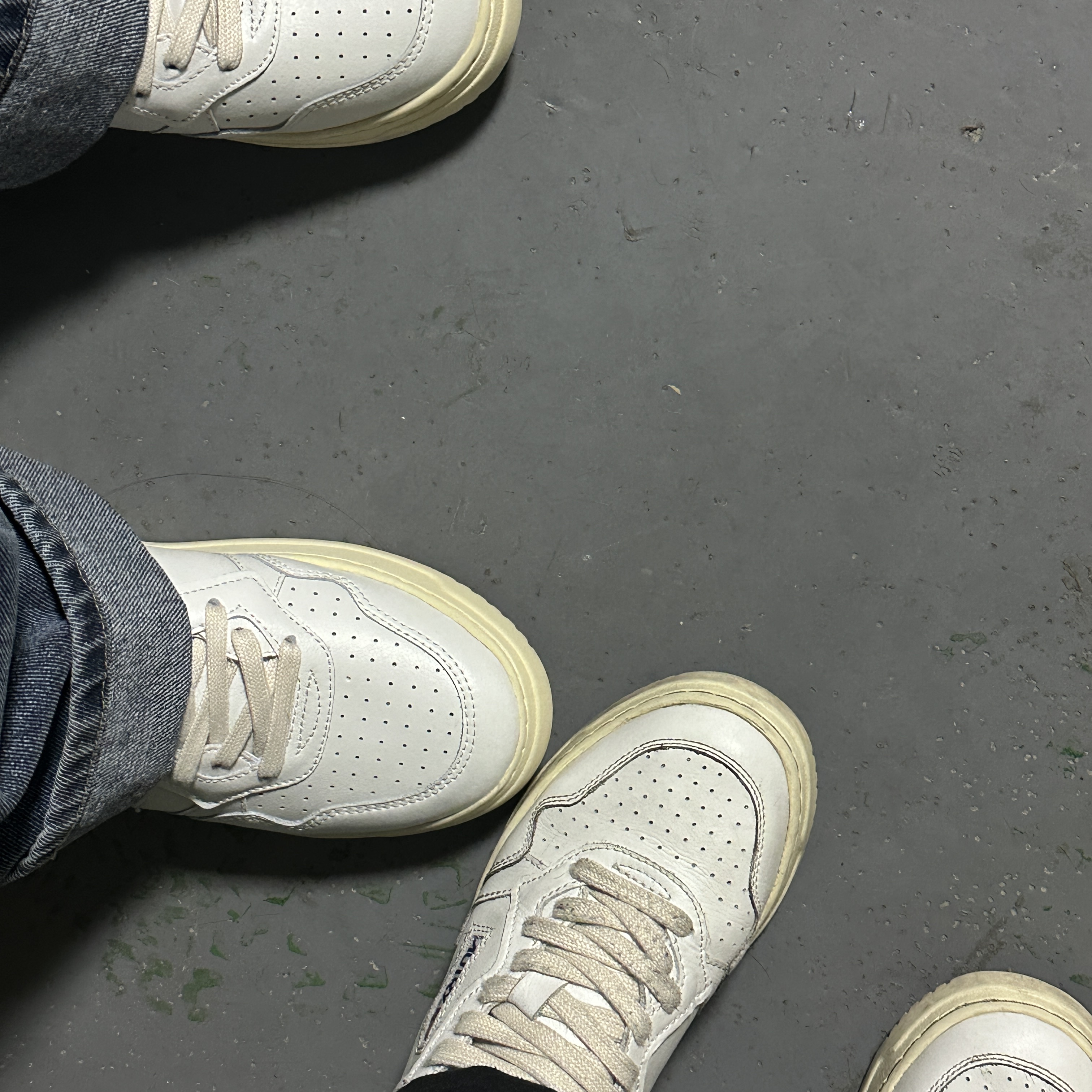 Autry Medalist Low Leather Sneakers White Black, (W) Autry Medalist Low Leather Sneakers White 착용 스타일