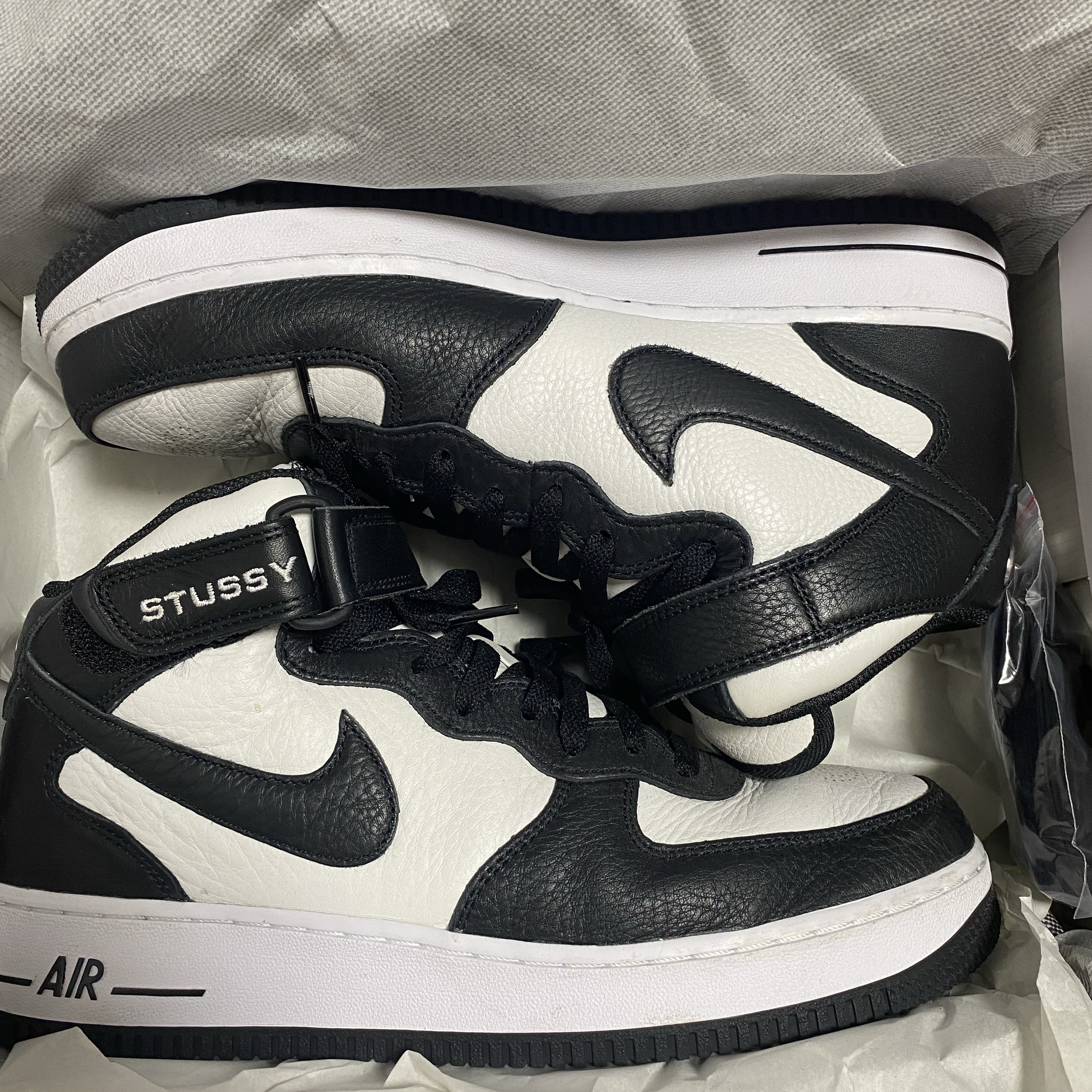 Nike x Stussy Air Force 1 '07 Mid SP Black and Light Bone 착용 스타일
