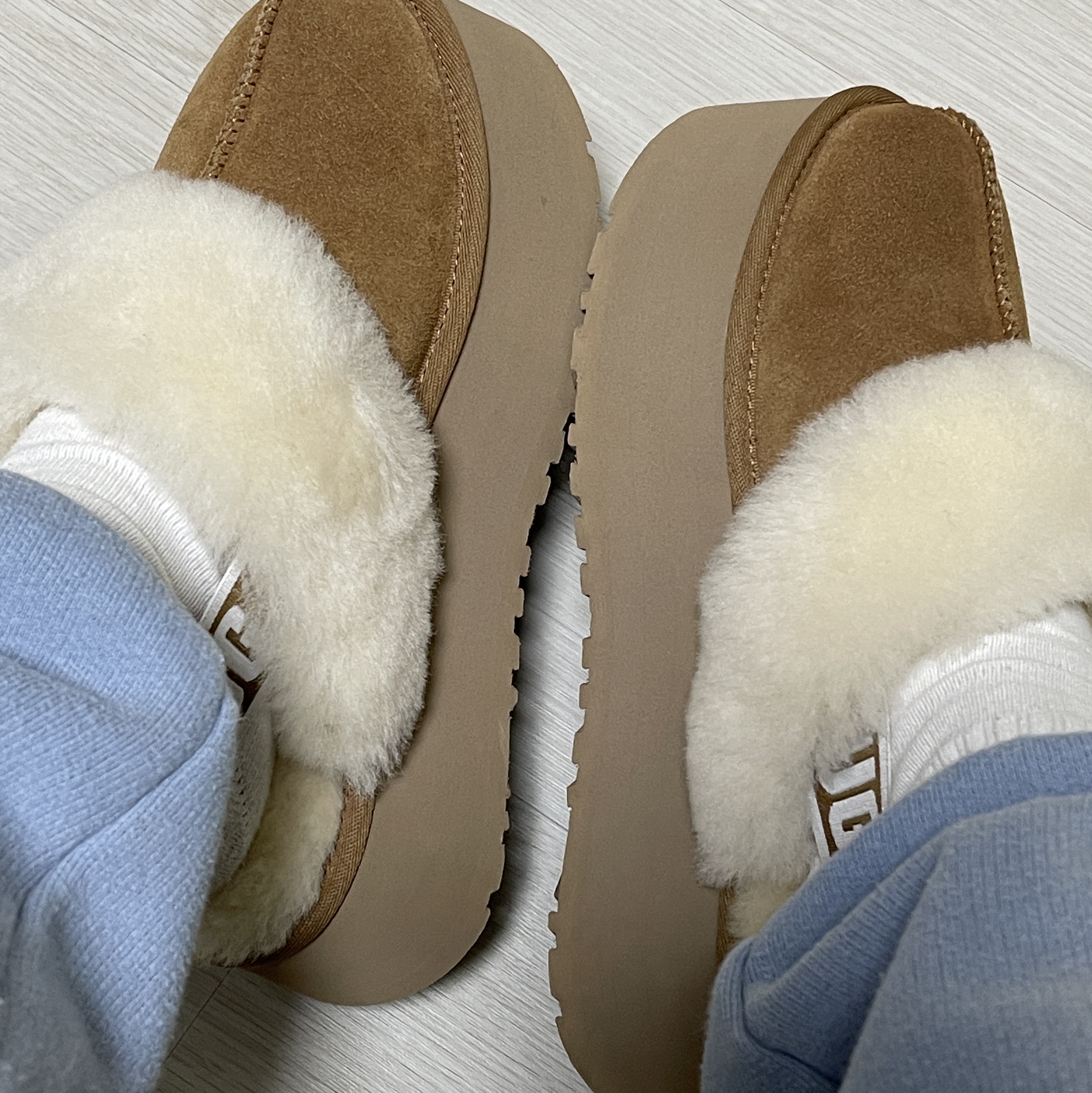 (W) UGG Funkette Slides Chestnut 착용 스타일