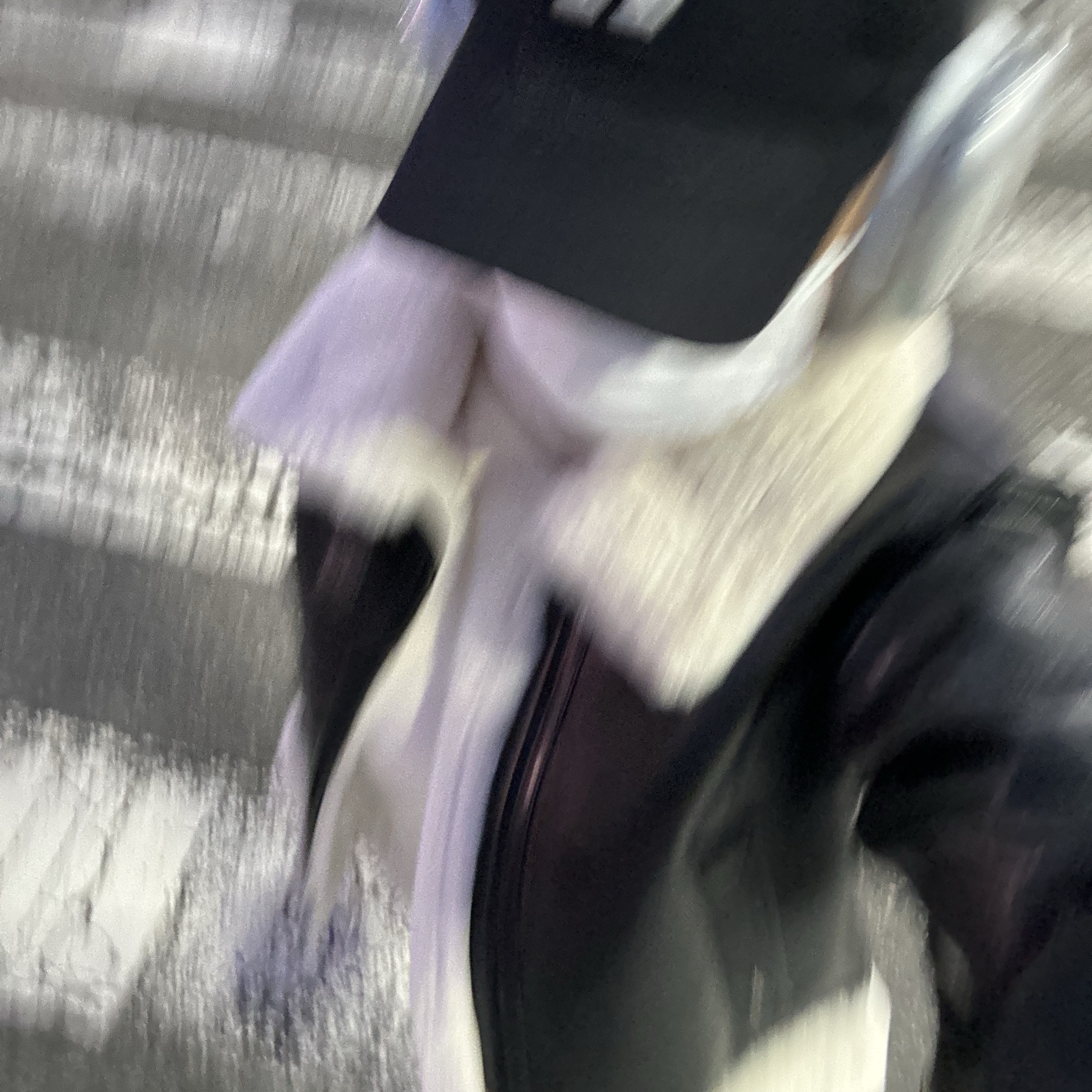 Apple AirPods Max Lightning Silver (Korean Ver.), (W) Bohemian Seoul Slim Fit Shearling Jacket Black 착용 스타일 - 4