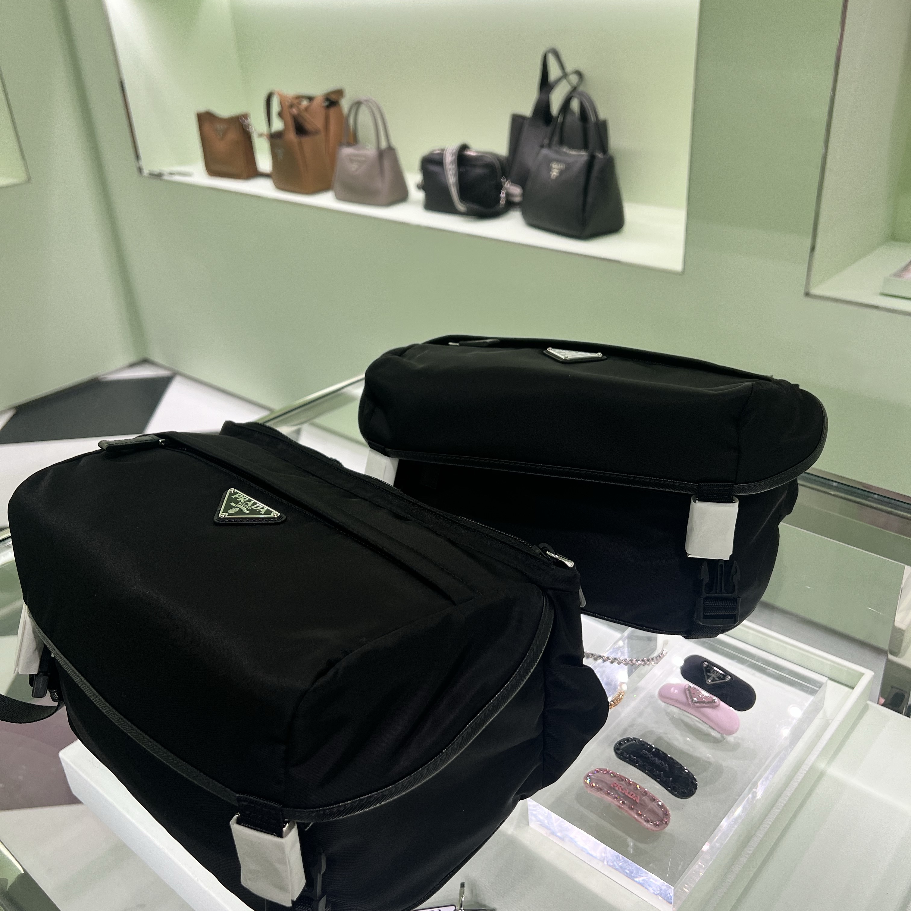 Prada Re-Nylon and Saffiano Leather Shoulder Bag Black 착용 스타일 - 3