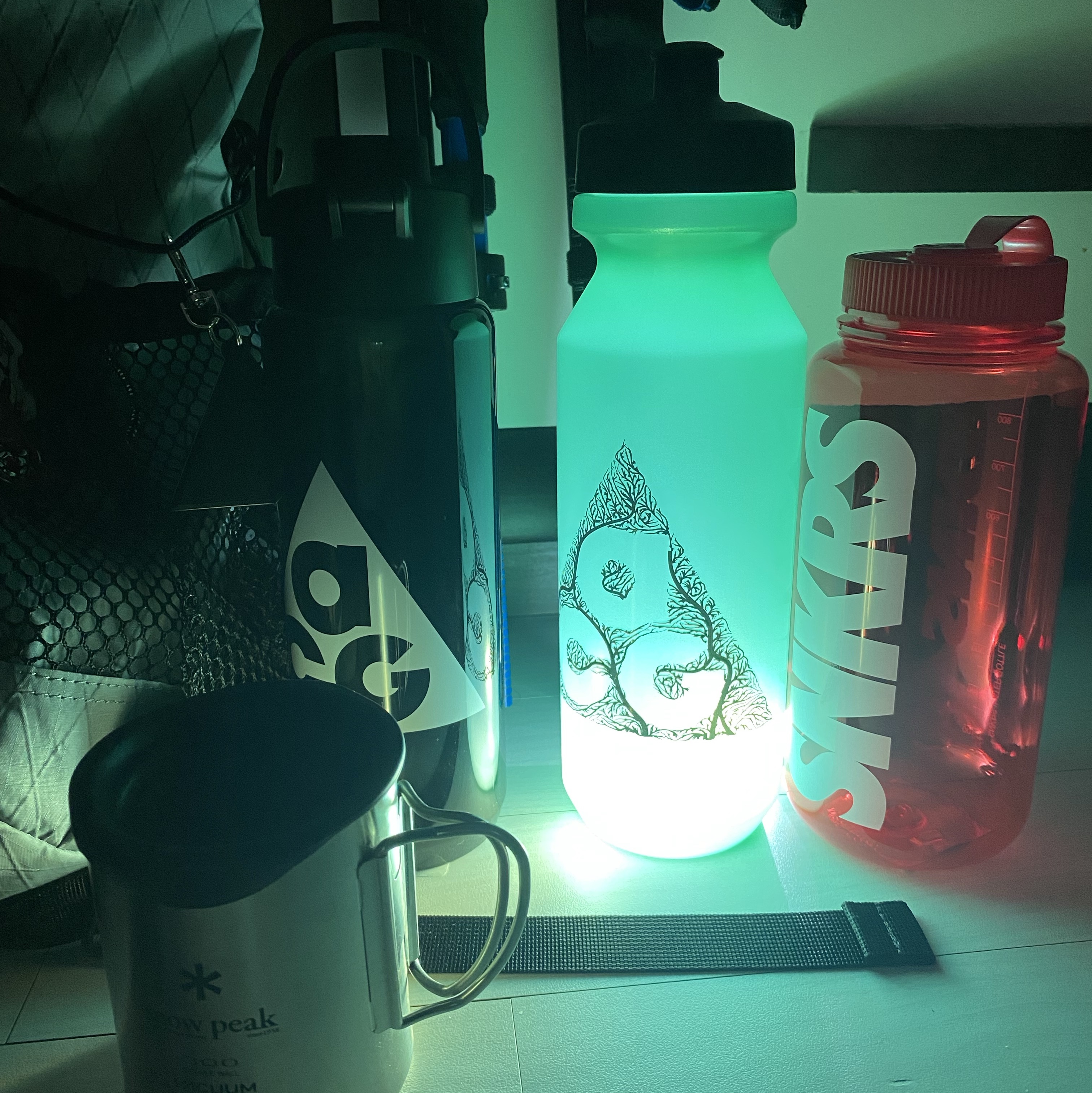 Nike ACG Tritan Renew Recharge Chug Bottle 710ml Black, Nike SNKRS Water Bottle 0.9L Red 착용 스타일 - 1