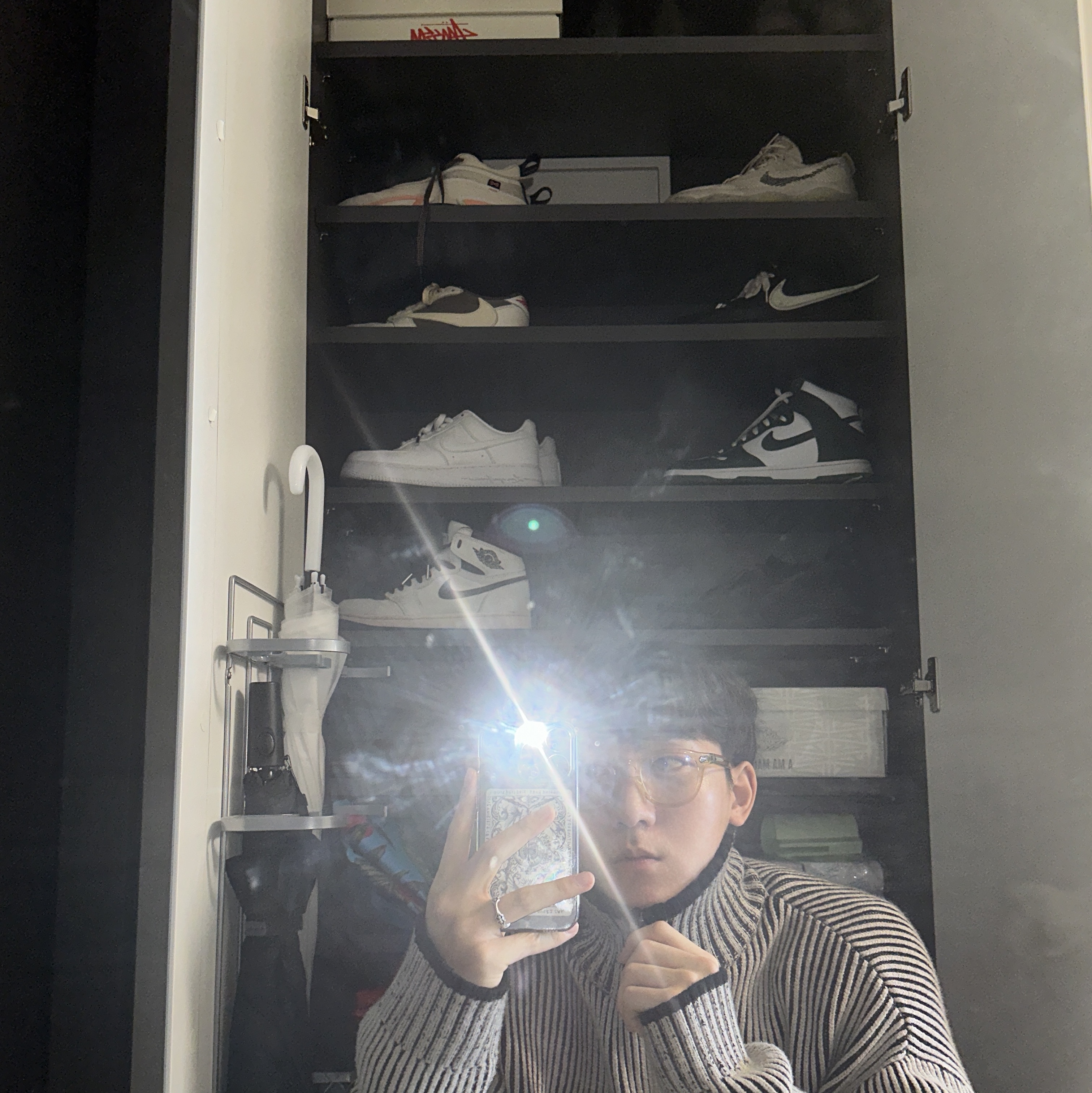 Jordan 1 x A Ma Maniere Retro High OG SP Sail and Burgundy, Nike Air Max Scorpion Flyknit Lemon Wash 착용 스타일