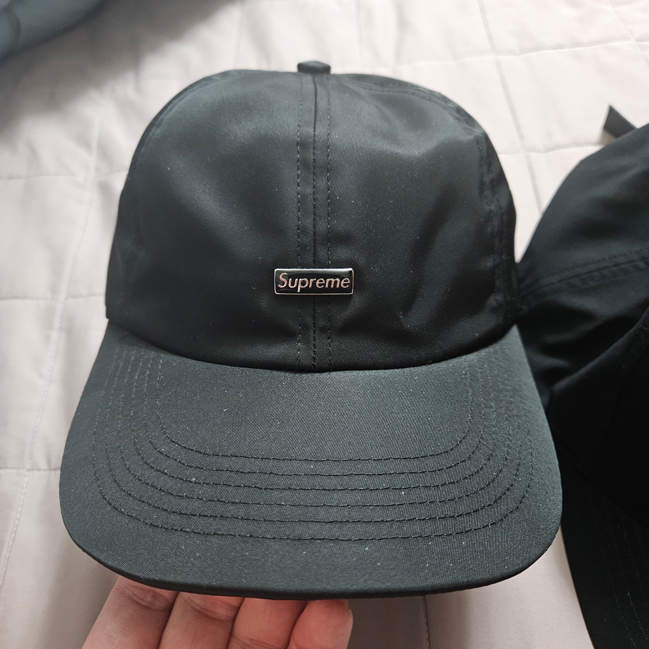 Arc'teryx Small Bird Cap Black, Supreme Enamel Logo 6-Panel Black - 23FW 착용 스타일 - 2