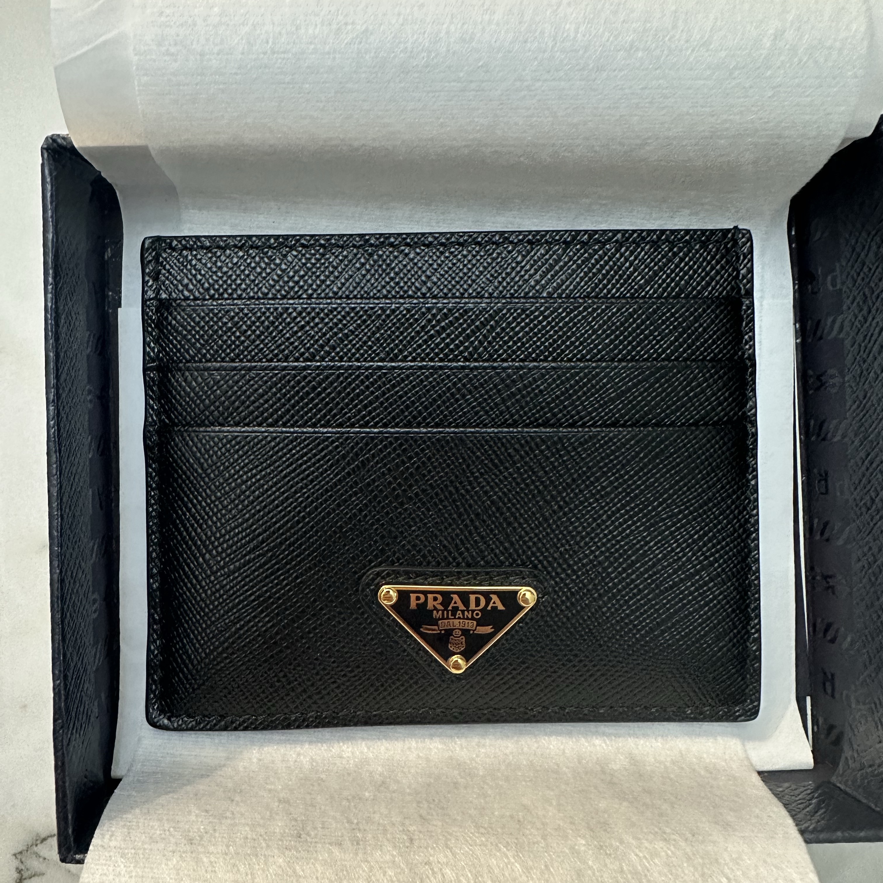 Prada Saffiano Leather Triangle Logo Card Holder Black Gold 착용 스타일 - 1