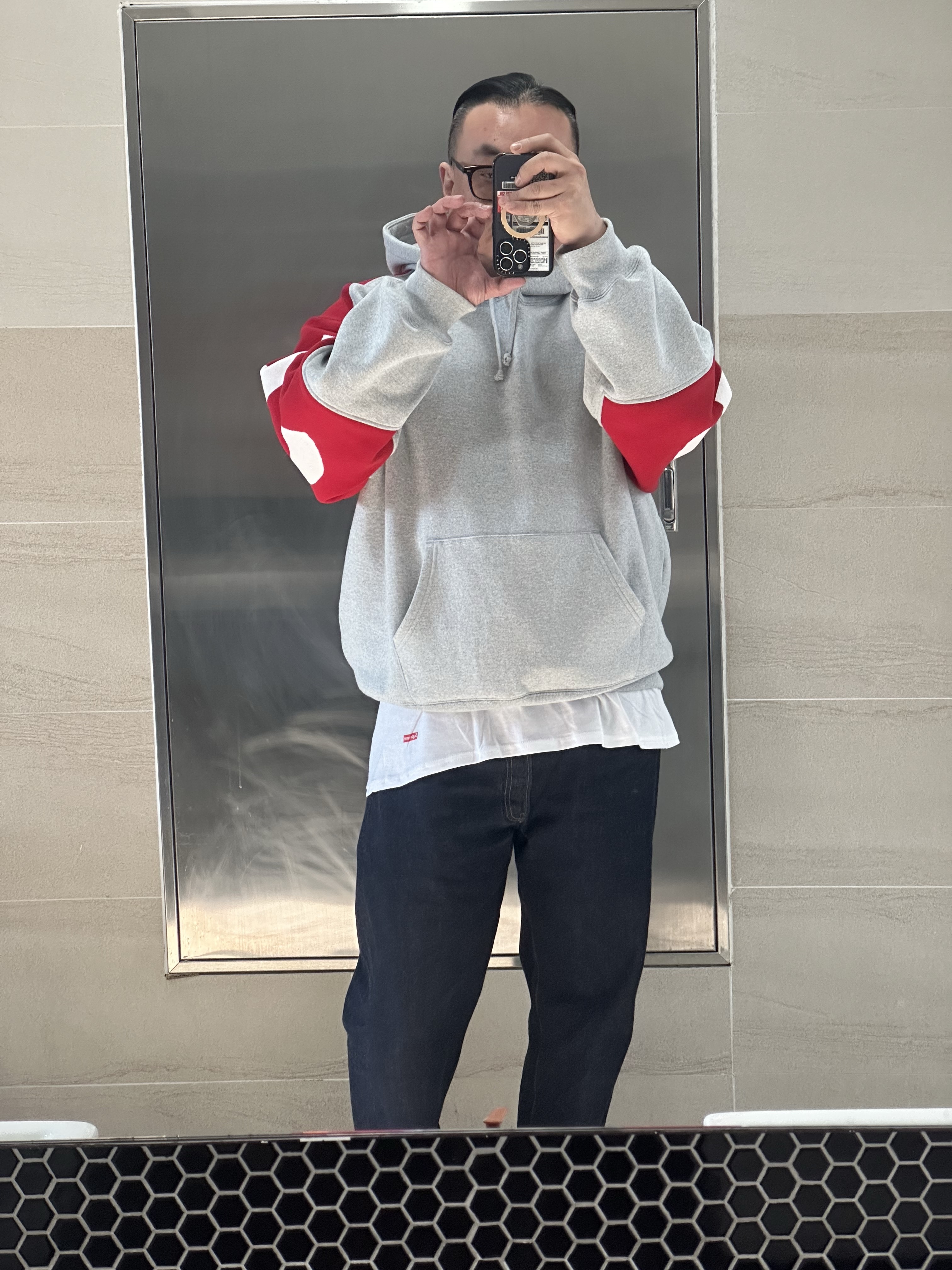 Supreme Big Logo Jacquard Hooded Sweatshirt Heather Grey - 23FW, Supreme Hanes Tagless T-Shirt White (3 Pack) 착용 스타일