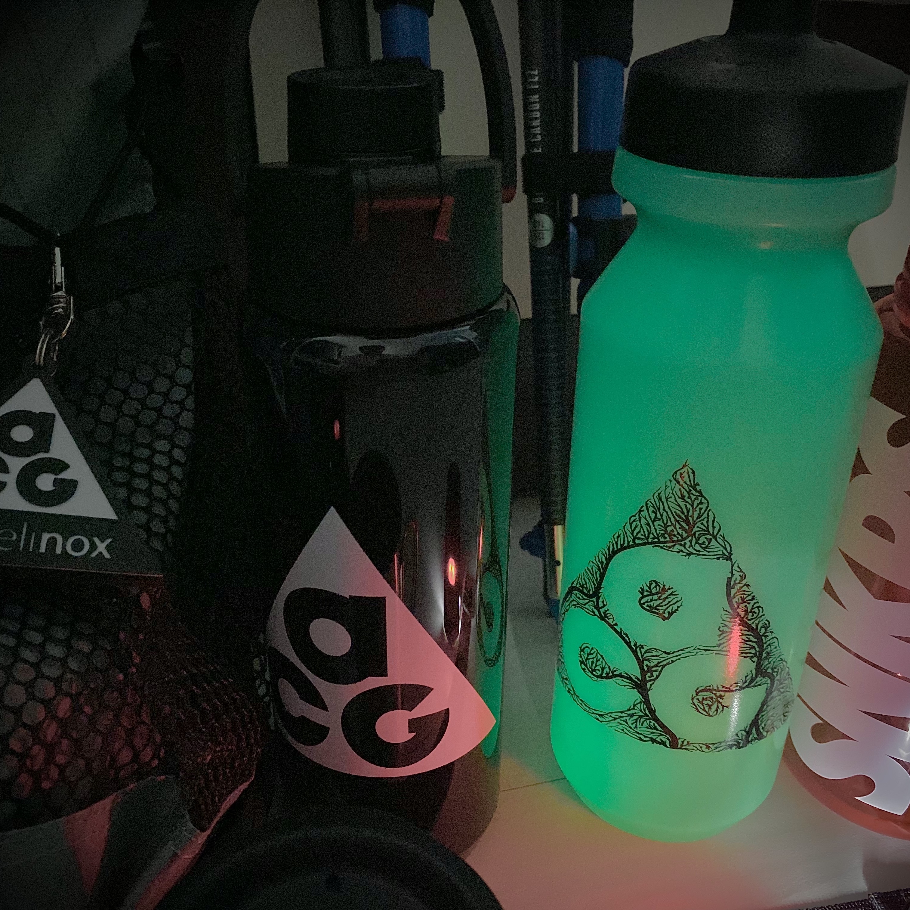 Nike ACG Tritan Renew Recharge Chug Bottle 710ml Black, Nike SNKRS Water Bottle 0.9L Red 착용 스타일 - 3