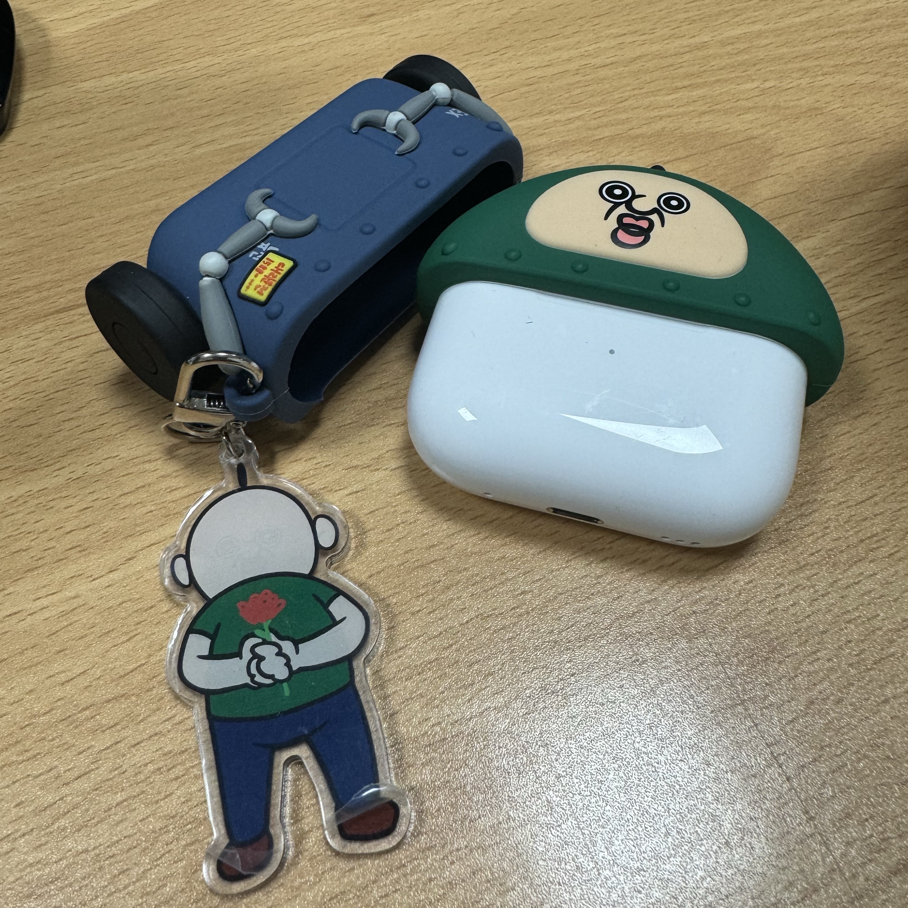 Bbangbbang Robot Airpods Pro 2nd Gen Case 착용 스타일