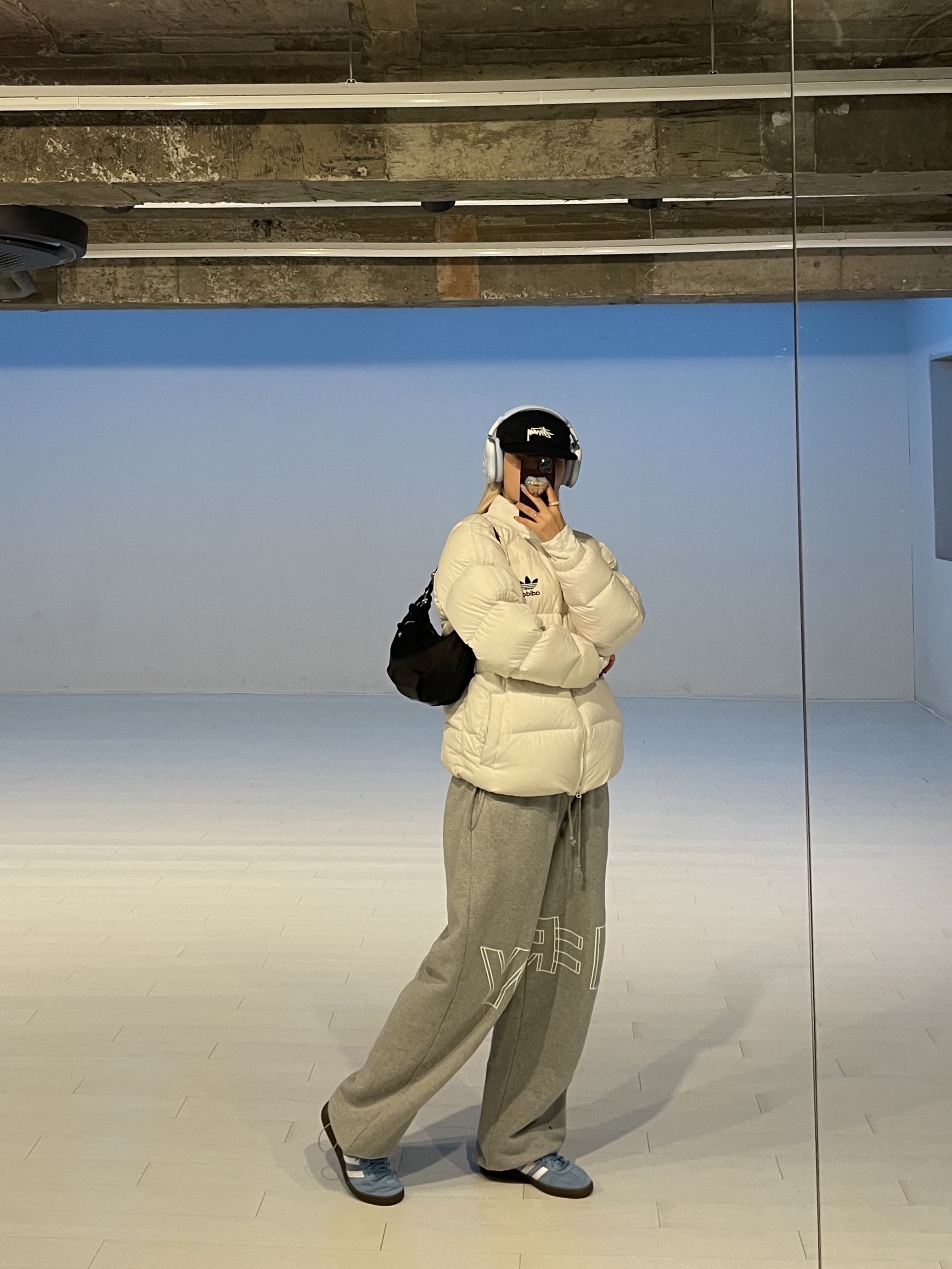 Adidas Spezial Handball Light Blue, Apple AirPods Max Lightning Silver (Korean Ver.) 착용 스타일 - 2