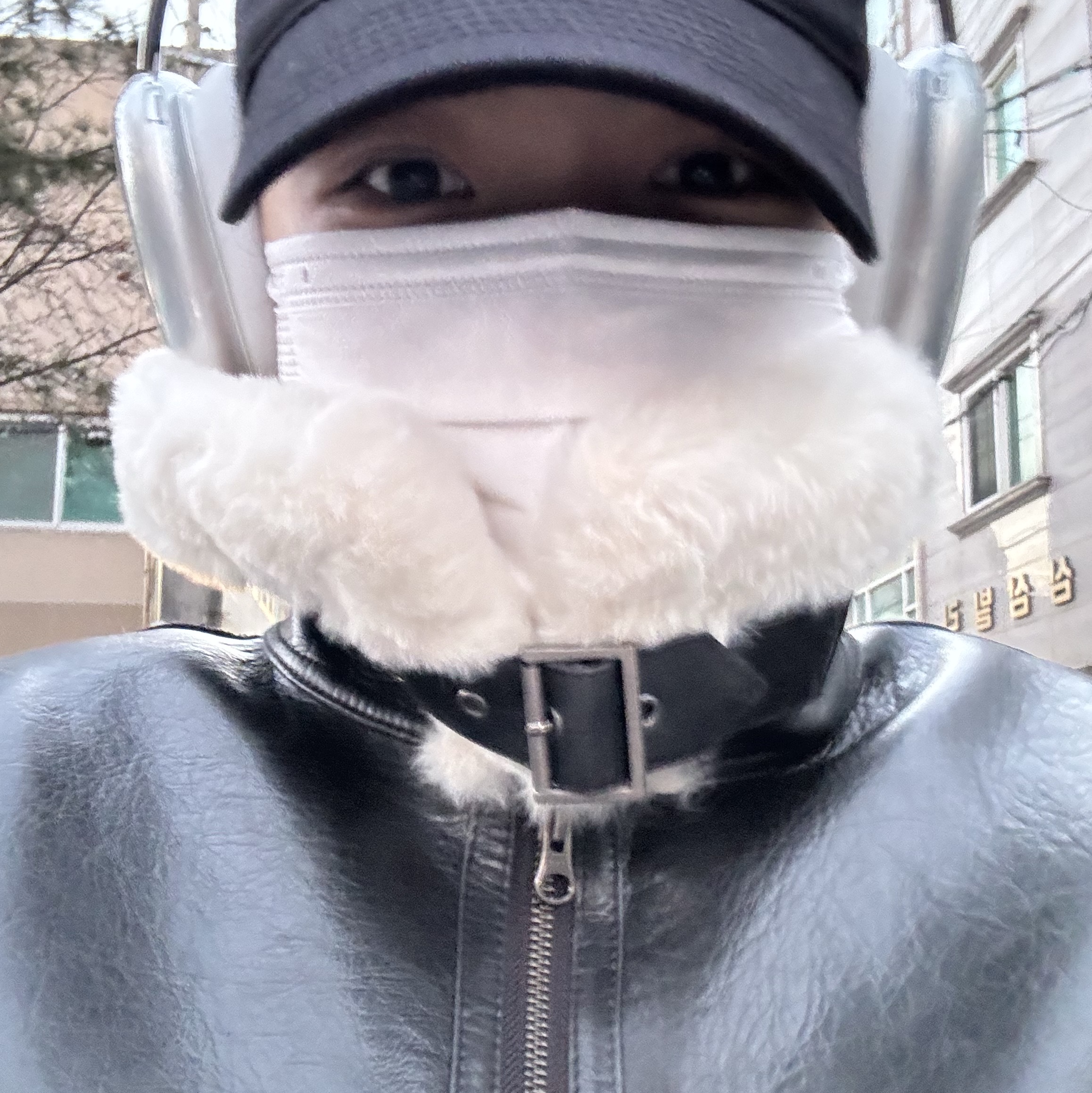 Apple AirPods Max Lightning Silver (Korean Ver.), (W) Bohemian Seoul Slim Fit Shearling Jacket Black 착용 스타일 - 3