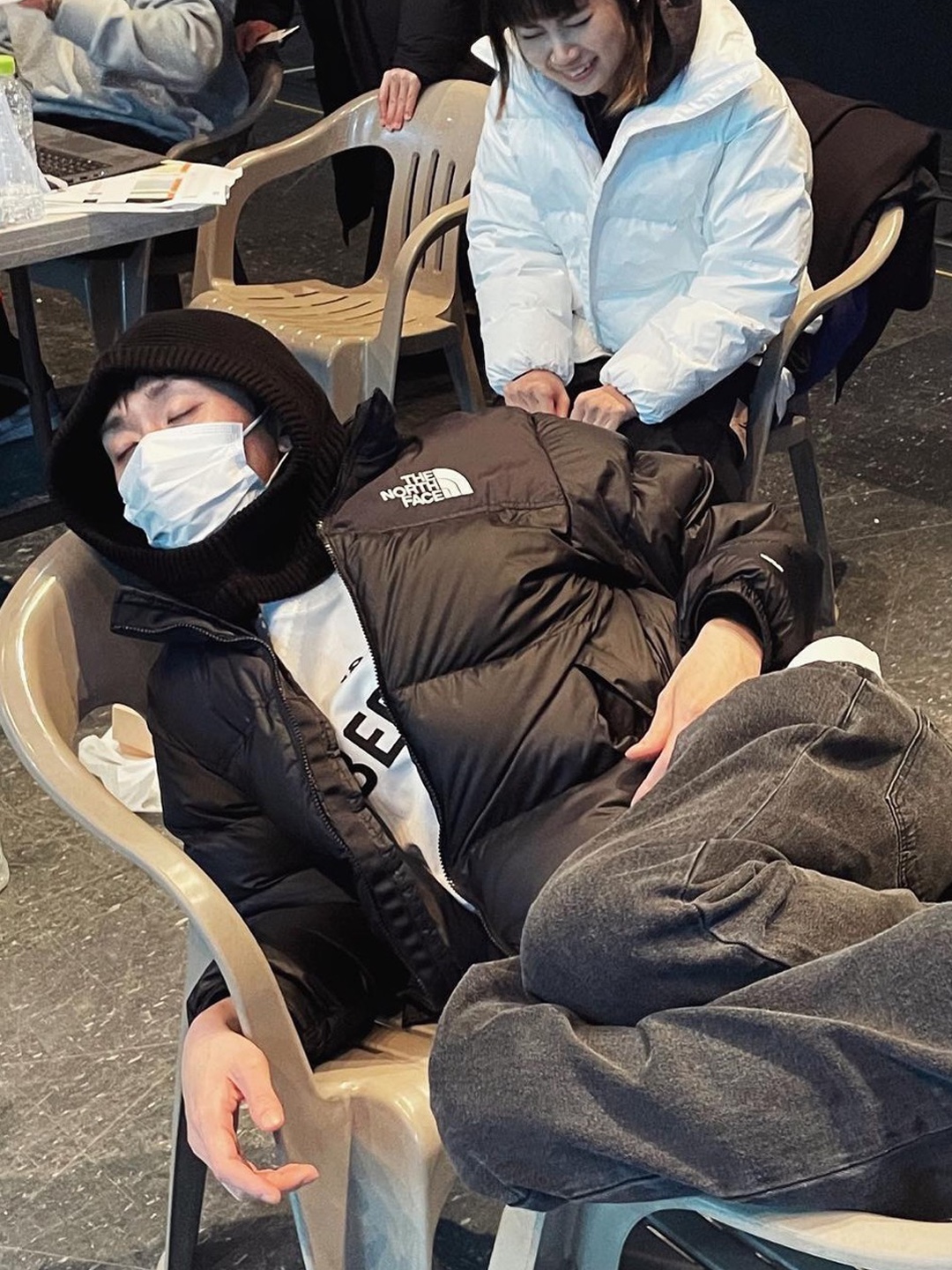 Nike ACG Therma-Fit ADV Lunar Lake Puffer Jacket Black - Asia, The North Face 1996 Eco Nuptse Jacket Black 착용 스타일 - 3