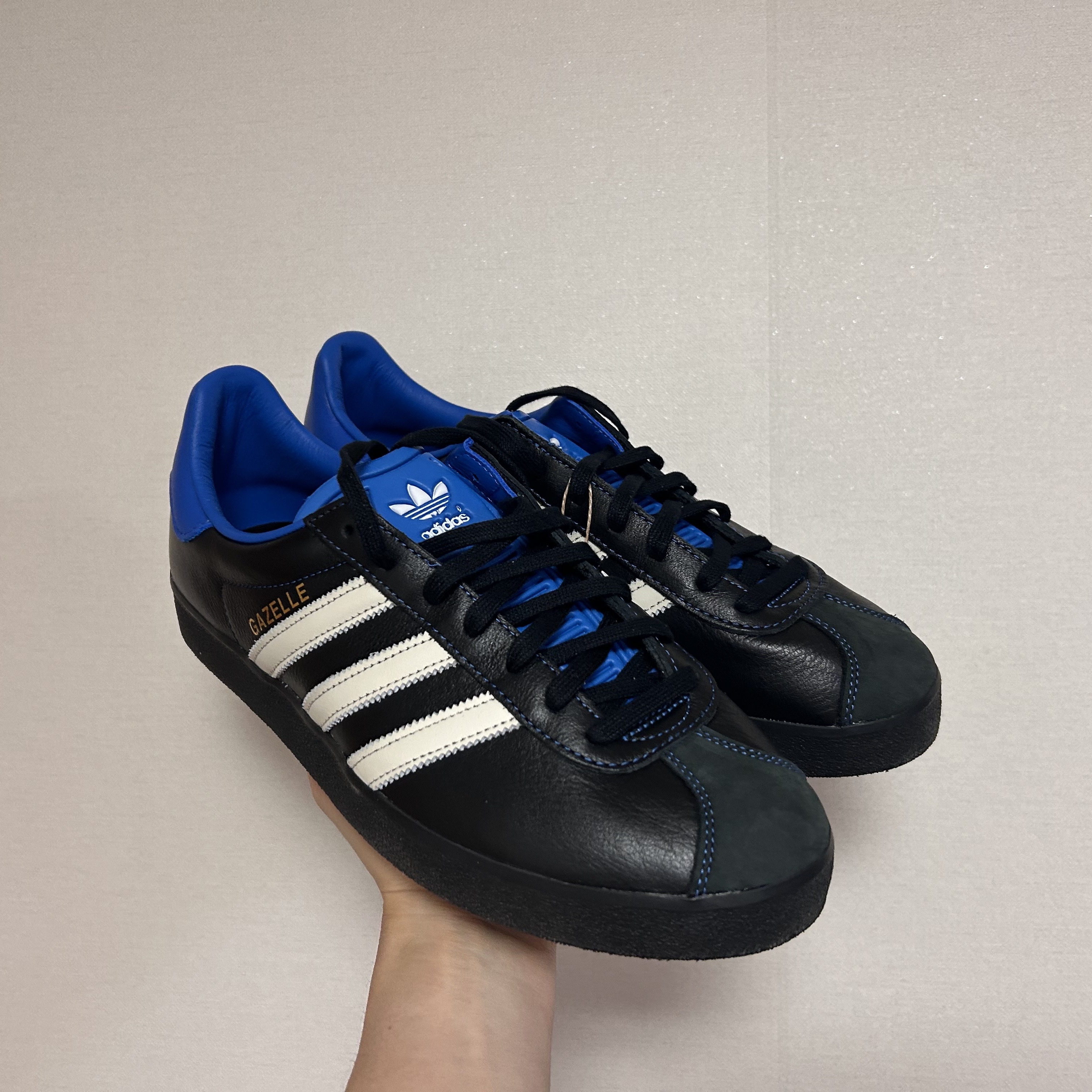 Adidas x Atmos Gazelle 85 Core Black Blue Bird 착용 스타일 - 2