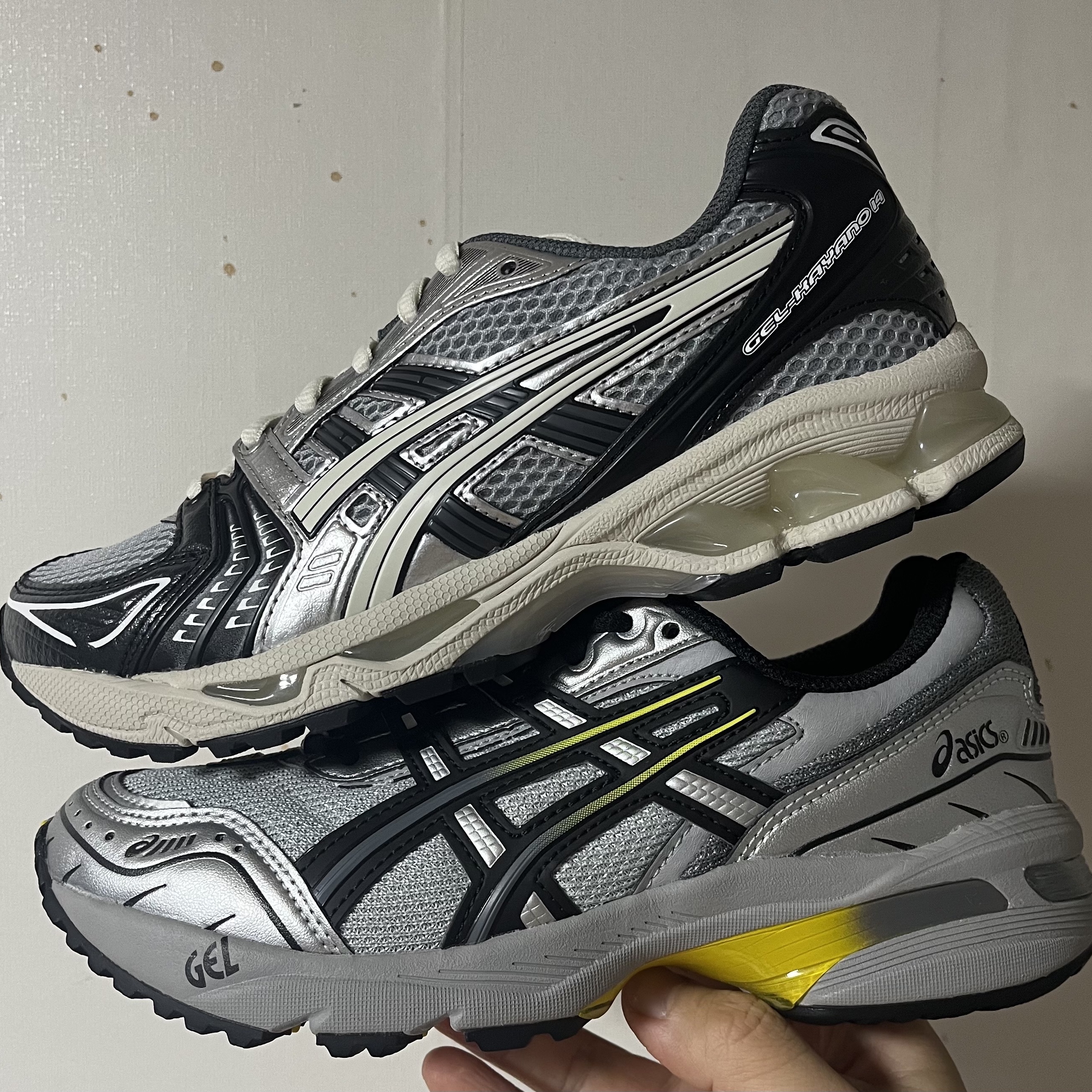 Asics Gel-1090 Mid Grey Black, Asics Gel-Kayano 14 Black Glacier Grey 착용 스타일 - 2