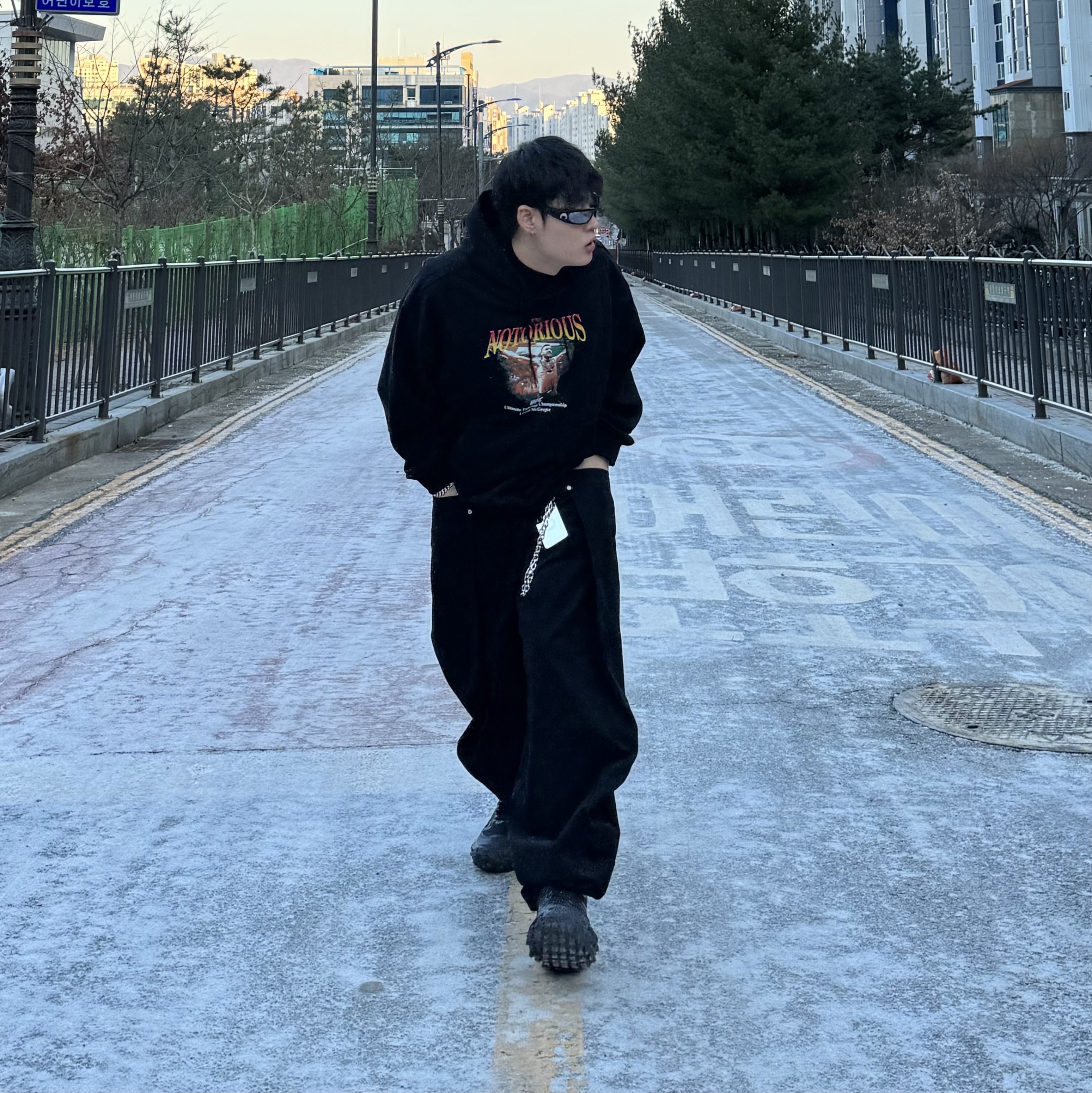 Balenciaga Defender Sneakers Black 착용 스타일 - 4