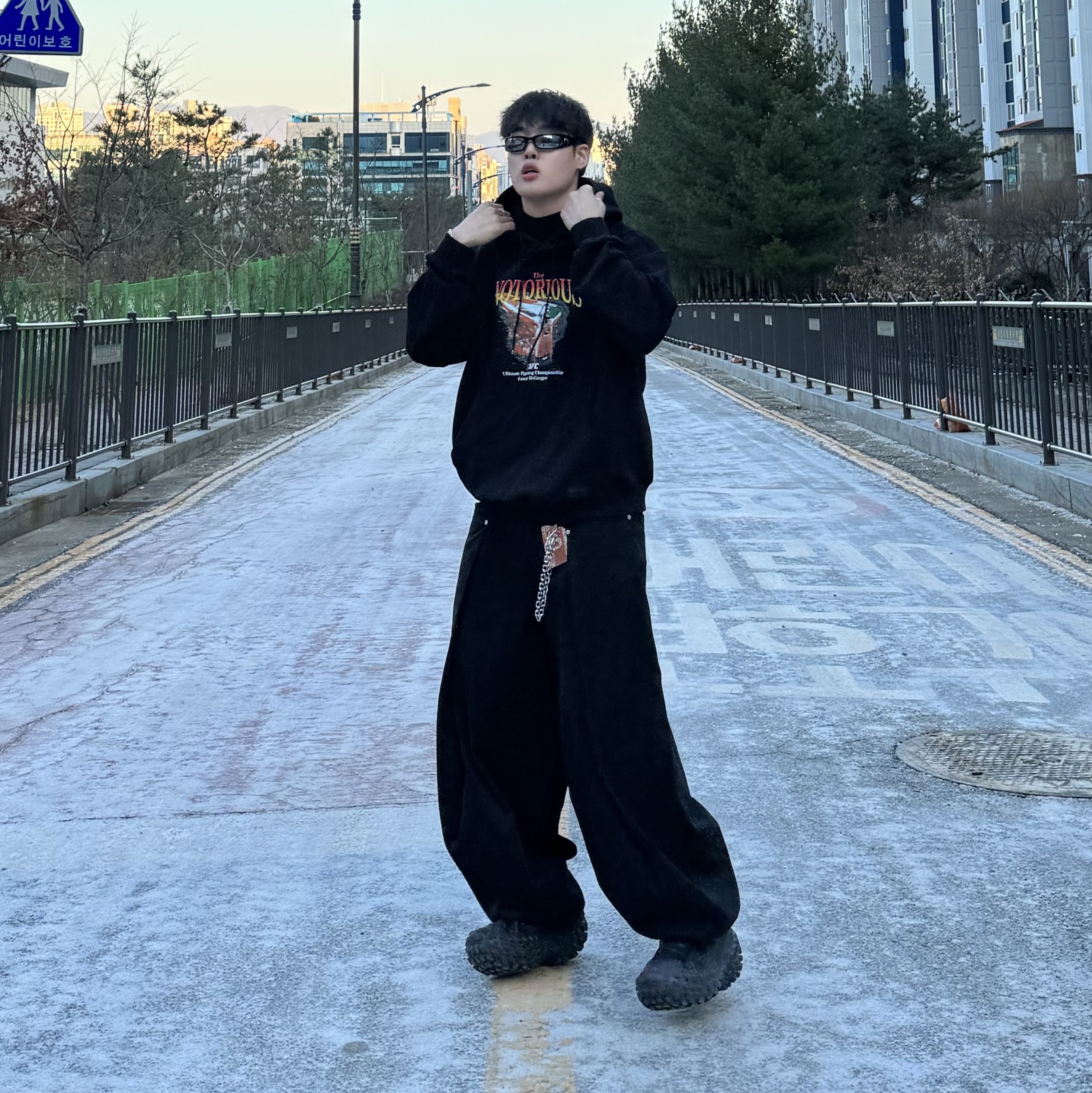 Balenciaga Defender Sneakers Black 착용 스타일 - 3