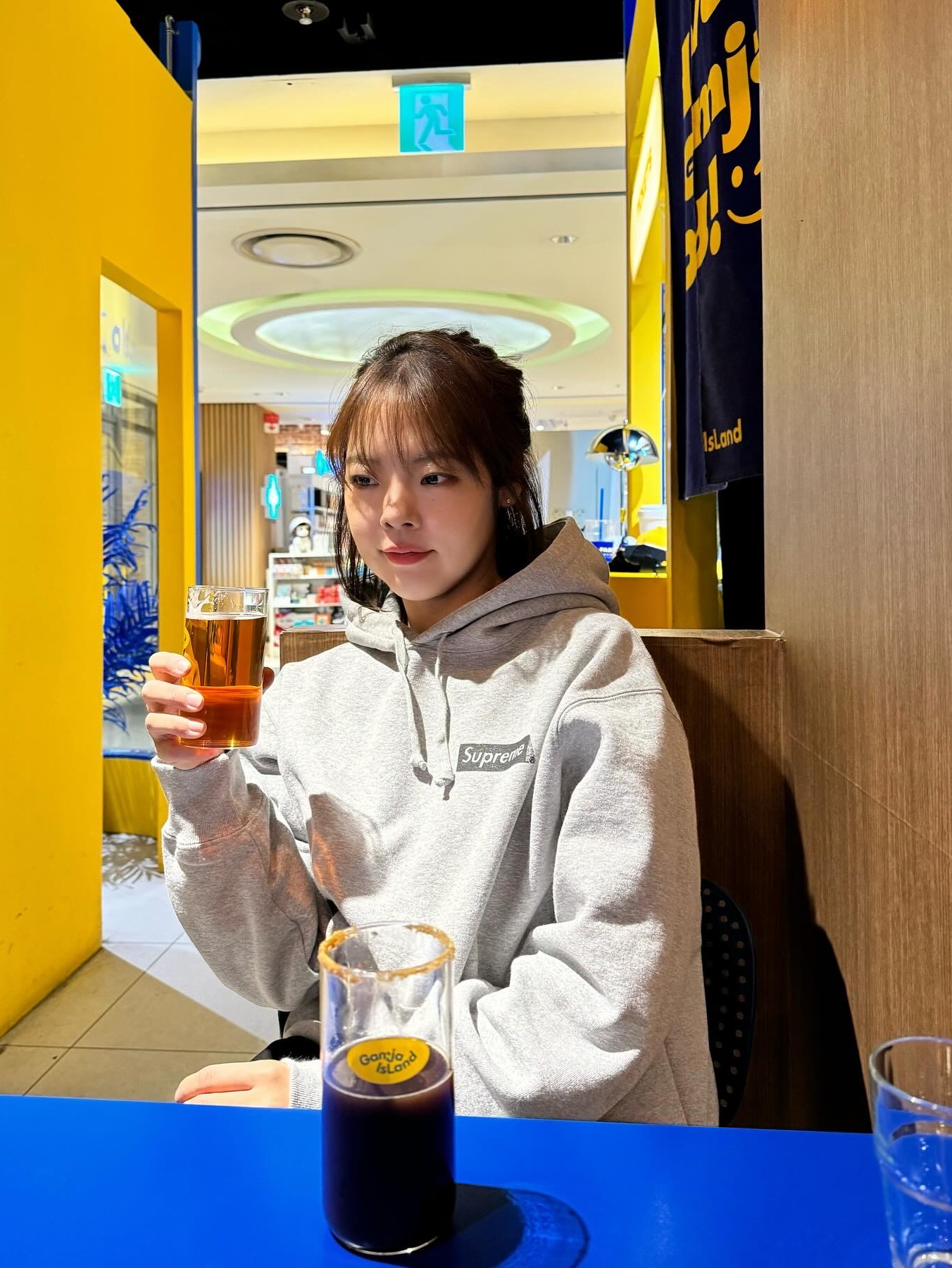 Supreme Catwoman Hooded Sweatshirt Heather Grey - 23FW, Adidas Samba OG Cloud White 착용 스타일 - 1