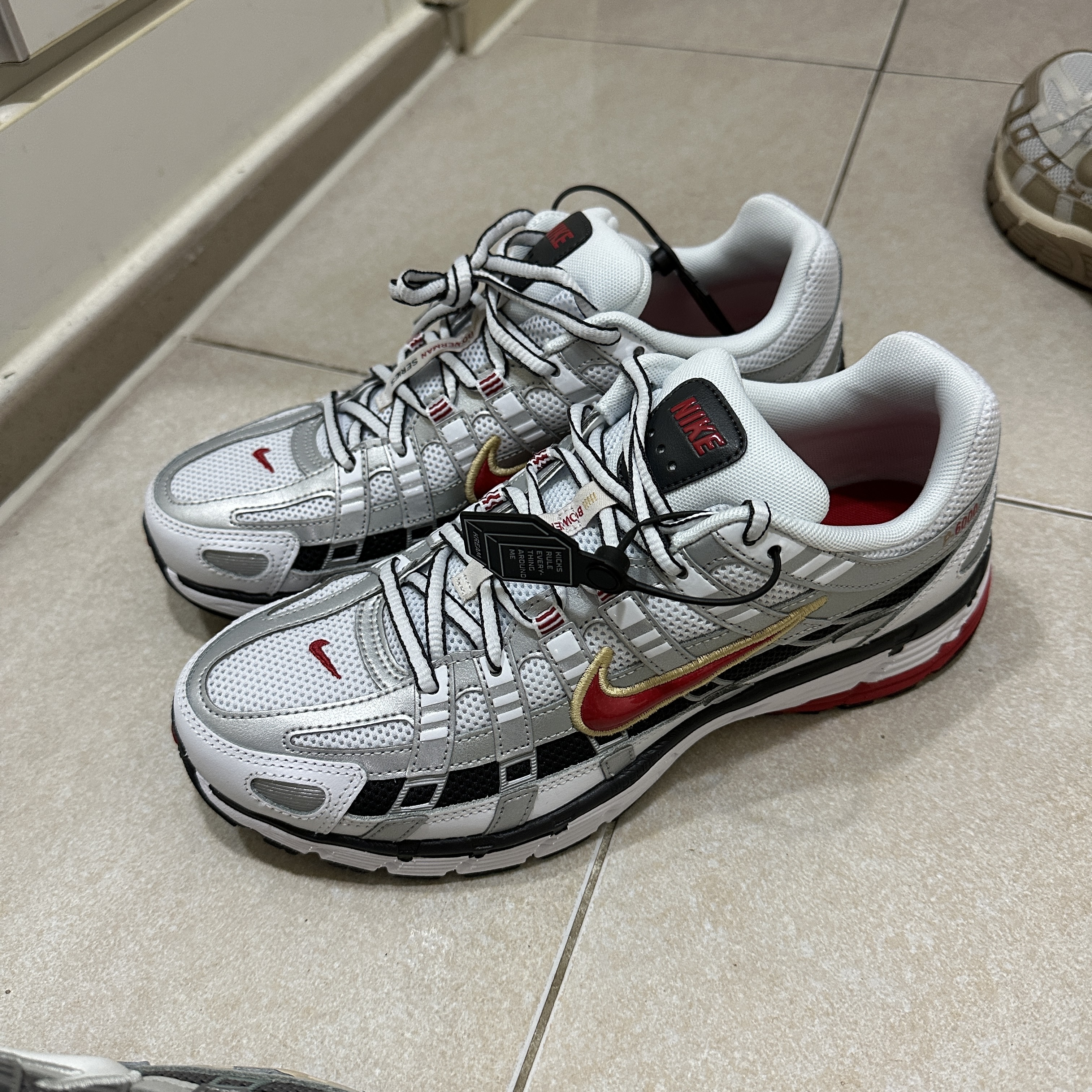 (W) Nike P-6000 Metallic Silver Red, Nike P-6000 Flat Pewter Light Iron Ore 착용 스타일 - 1