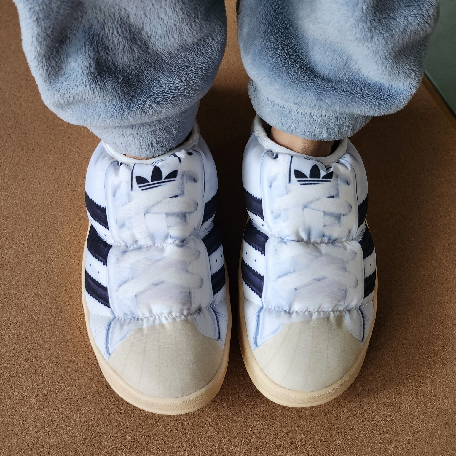 Adidas Puffylette Superstar Cloud White 착용 스타일