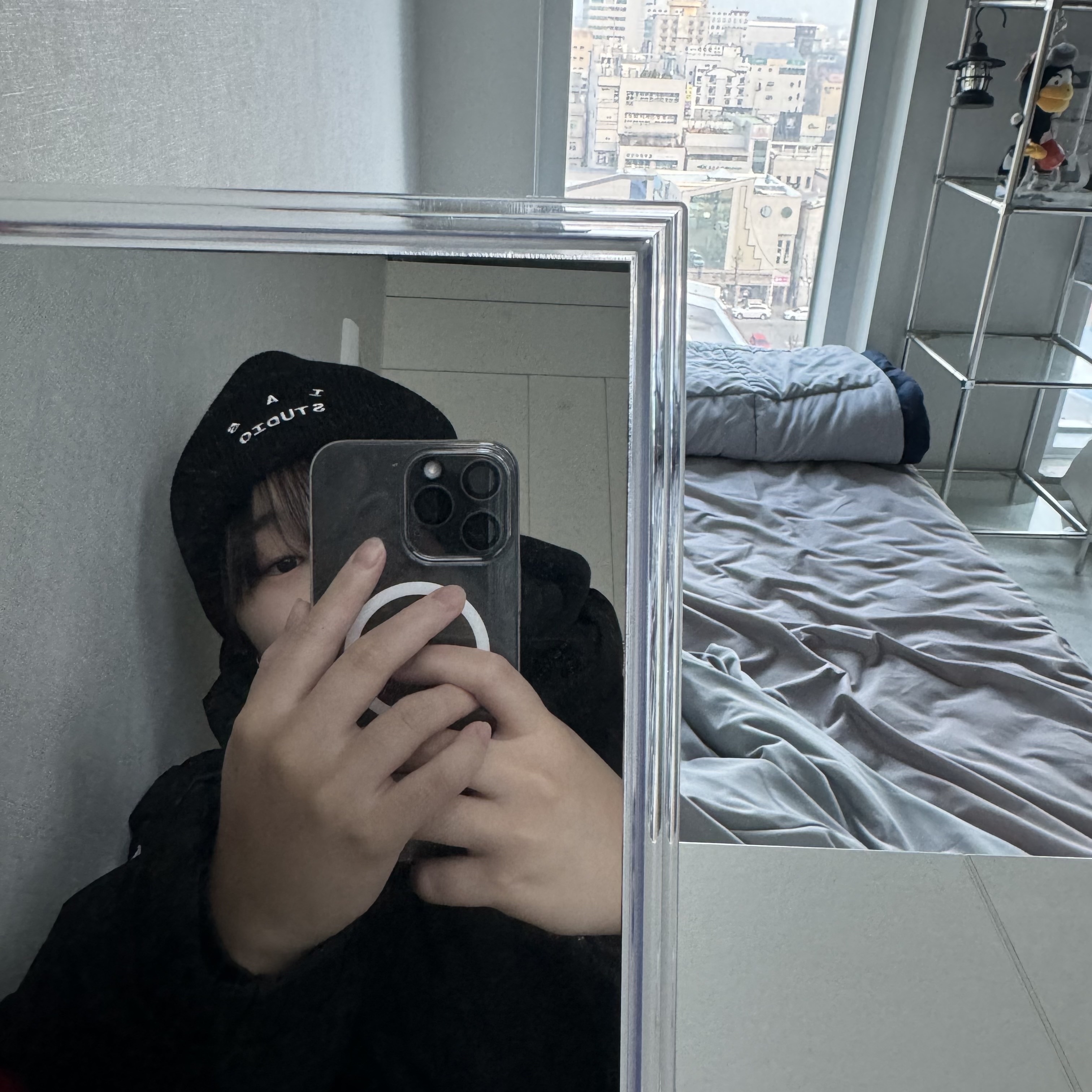 IAB Studio Beanie Black White 착용 스타일
