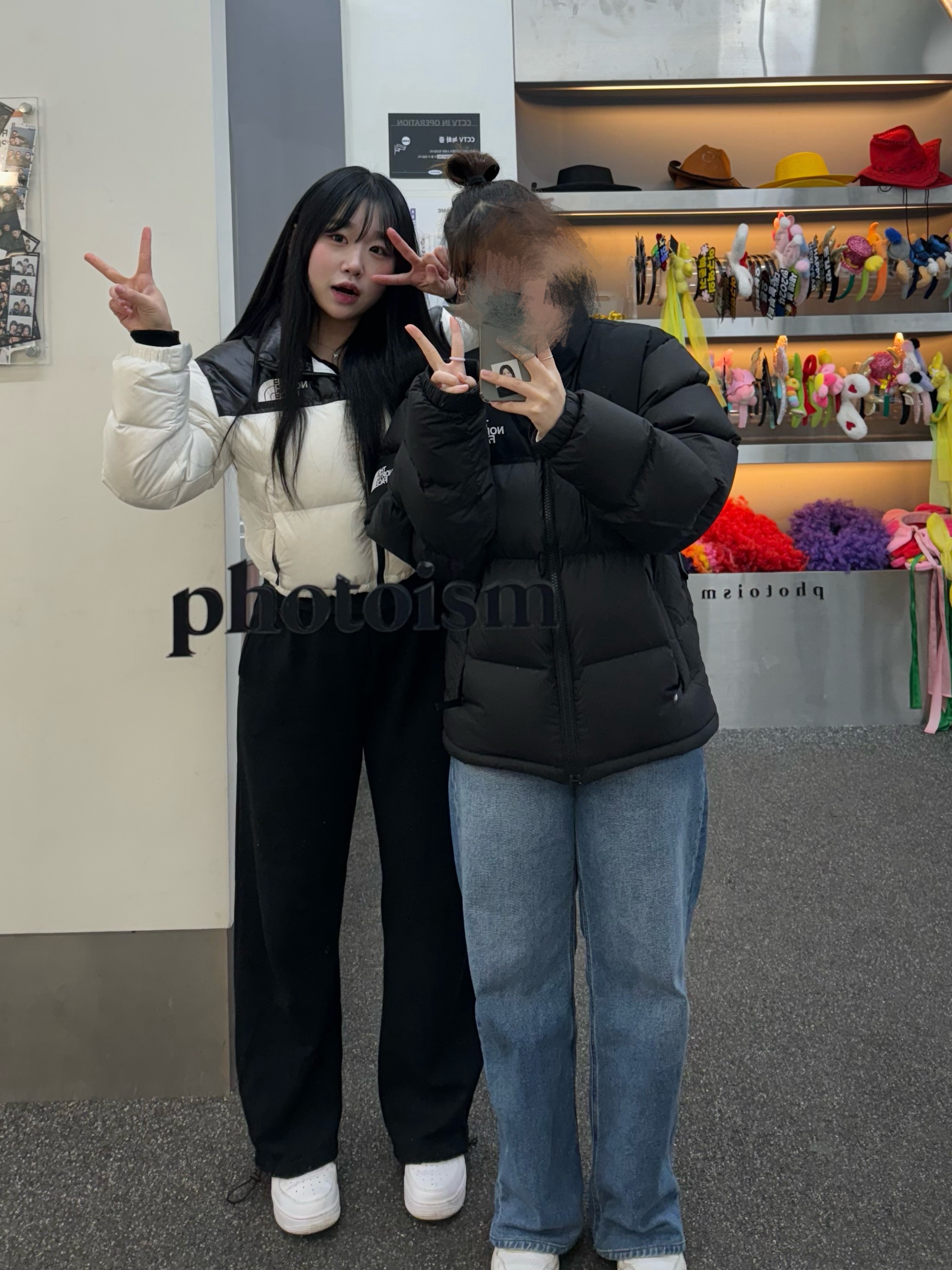(W) 노스페이스 화이트 라벨 눕시 숏 자켓 화이트, (W) 나이키 에어포스 1 '07 로우 화이트 착용 스타일 - 1