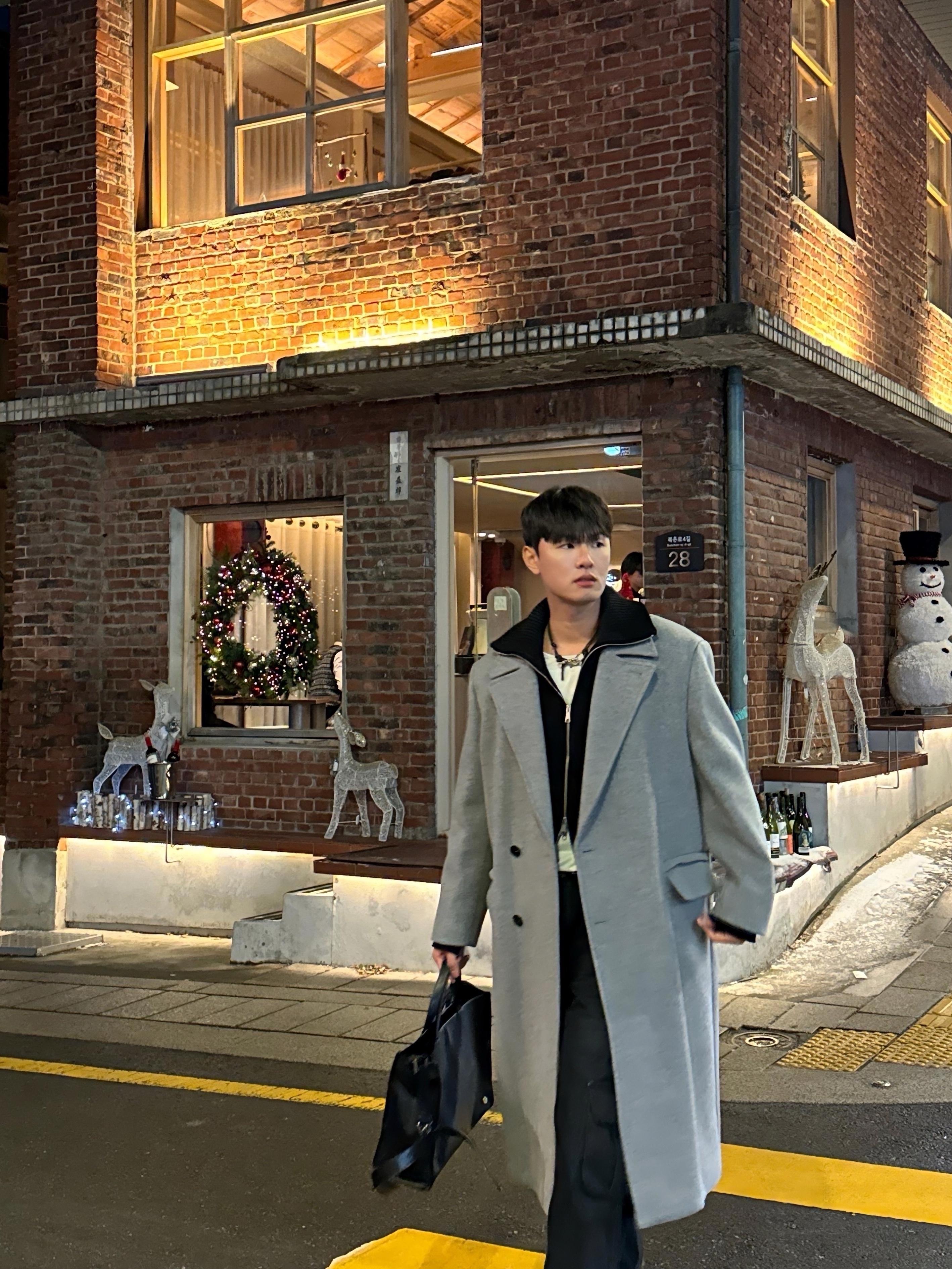 Our Legacy Ladon Leather Keychain Black 착용 스타일 - 2