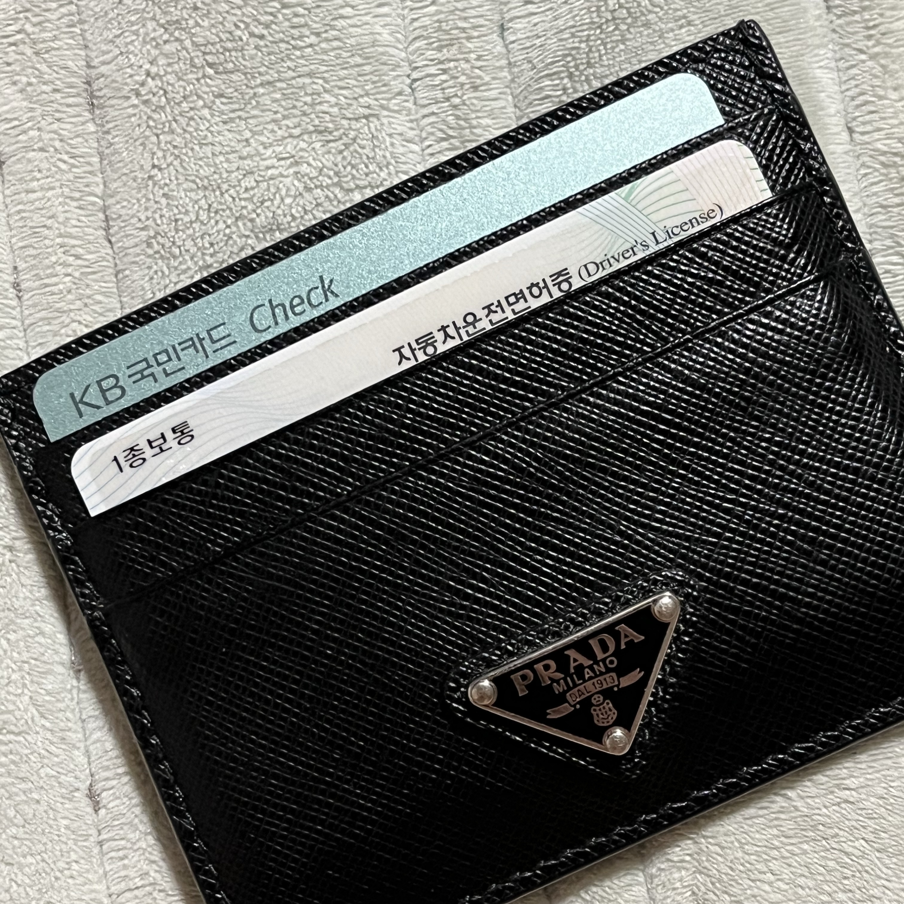 Prada Saffiano Leather Triangle Logo Card Holder Black Silver 착용 스타일