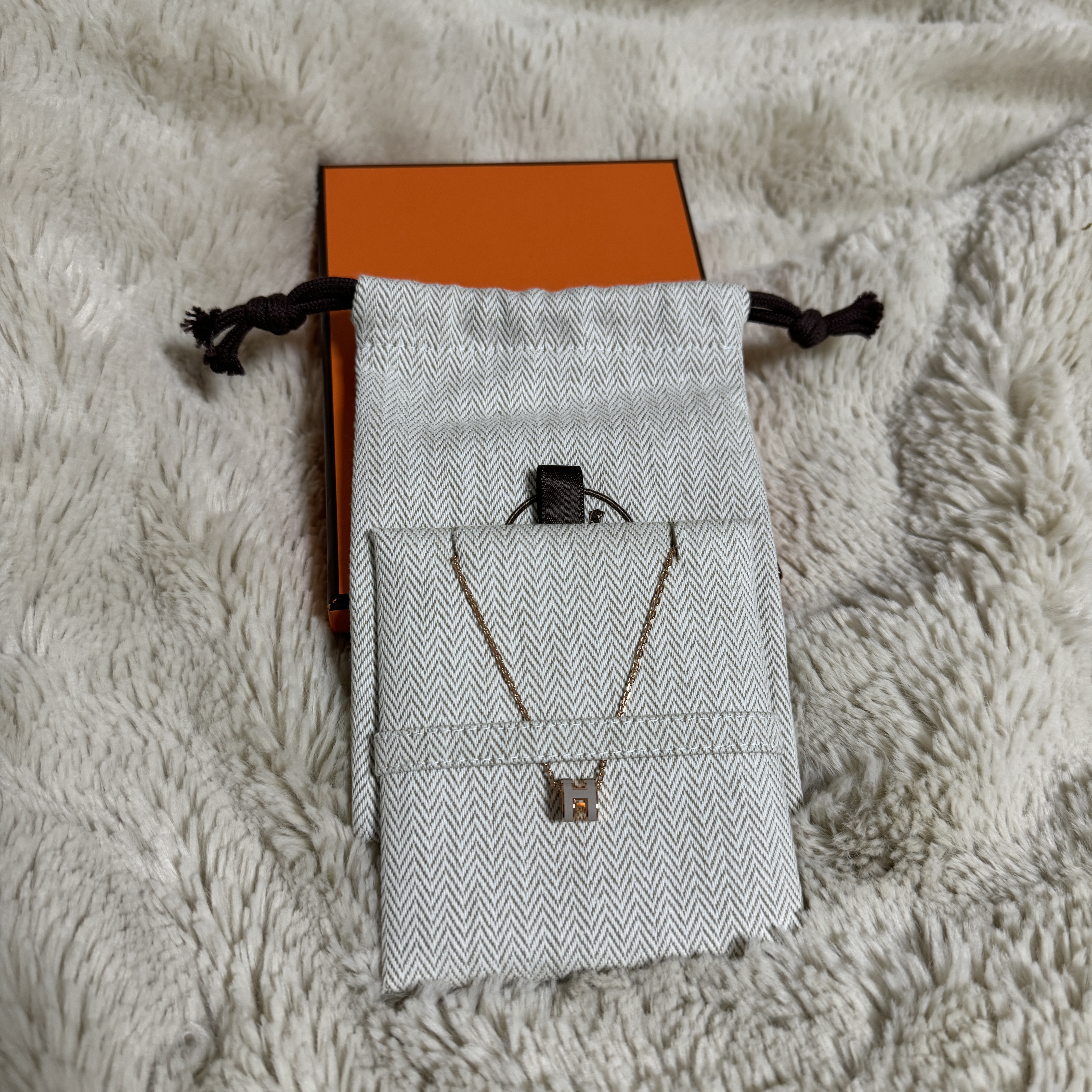 (W) Hermes Mini Pop H Pendant Rose Gold & Marron Glace 착용 스타일 - 1