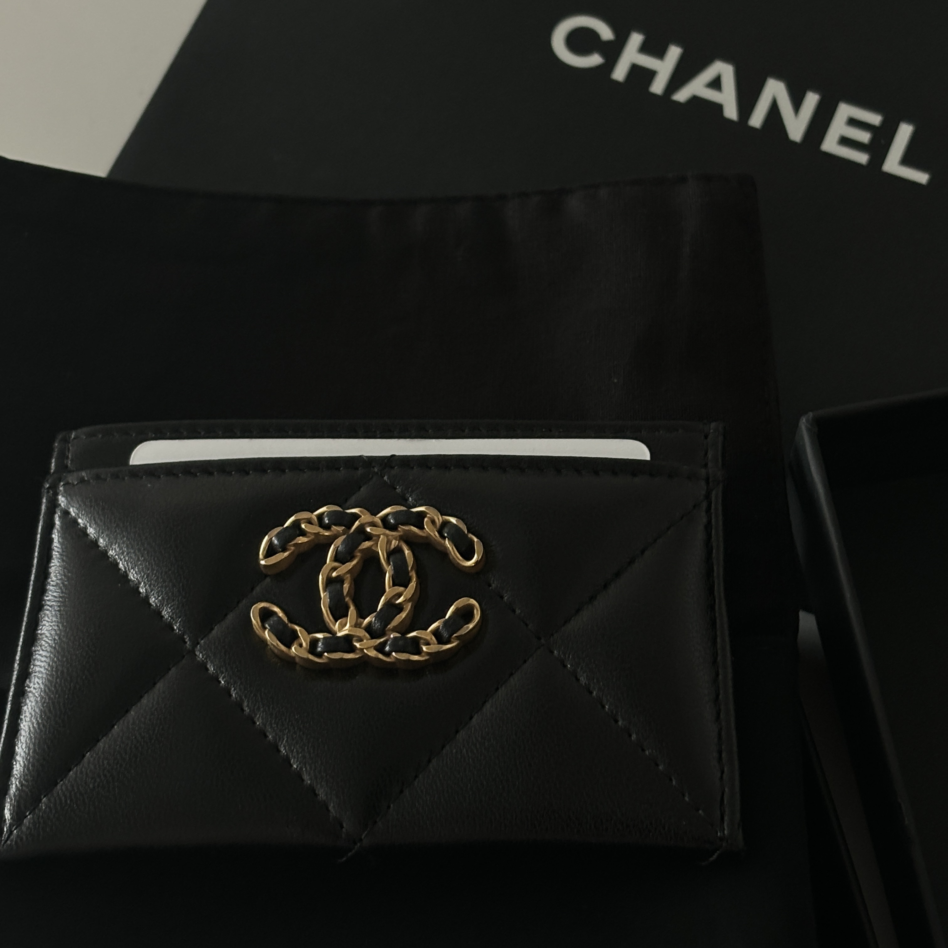 Chanel 19 Card Holder Lambskin & Gold Black 착용 스타일