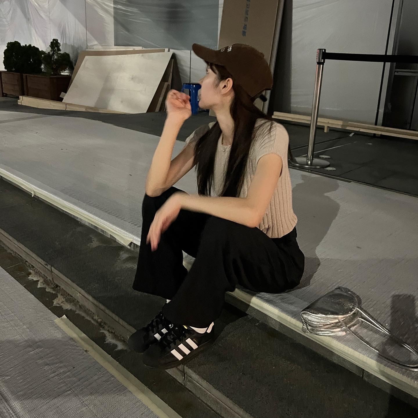 아디다스 슈퍼스타 코어 블랙 화이트 착용 스타일