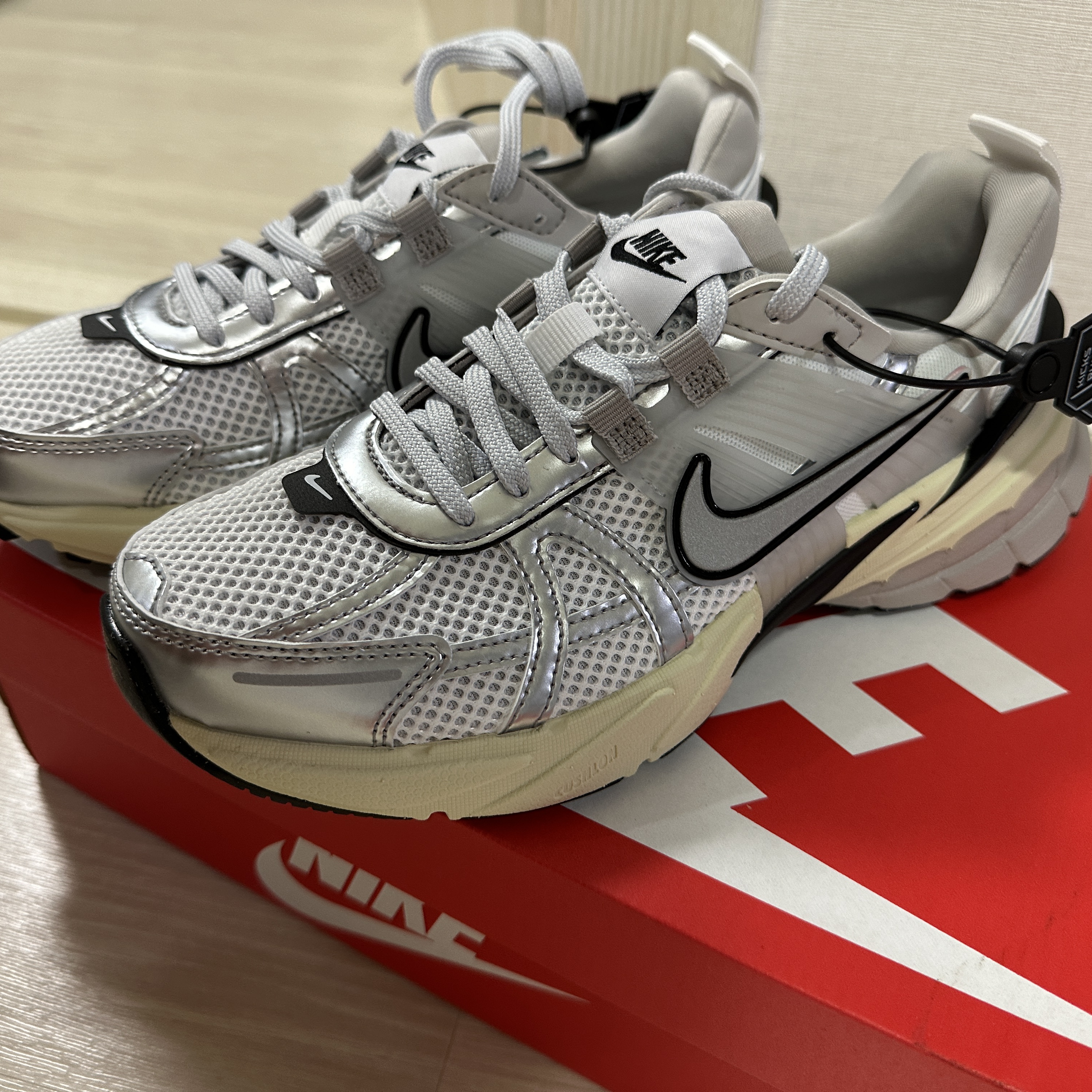 Nike V2K Run Summit White Metallic Silver 착용 스타일