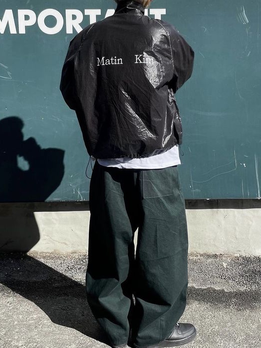 (W) Matin Kim Matin Logo Coating Down Jumper Black 착용 스타일