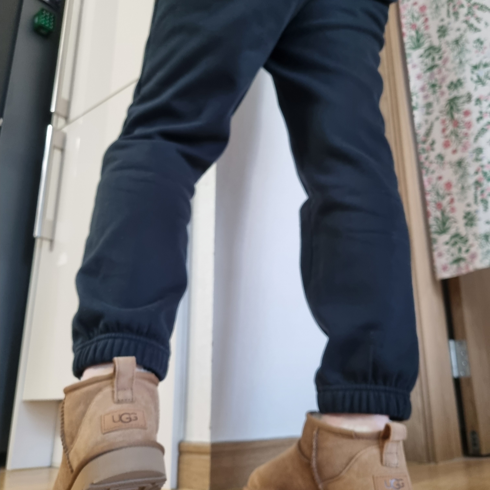 (W) UGG Classic Ultra Mini Boots Chestnut 착용 스타일 - 3
