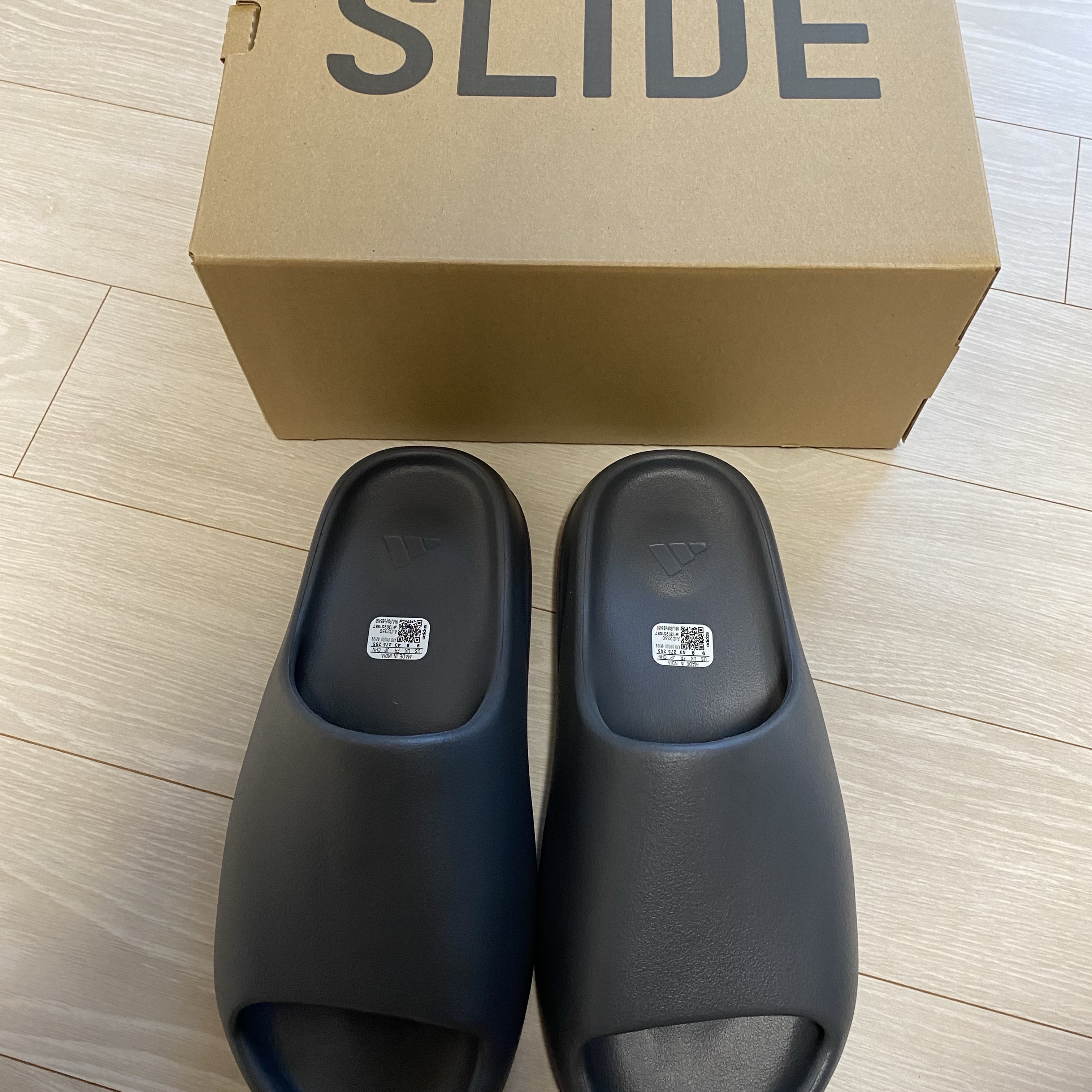 Adidas Yeezy Slide Slate Grey 착용 스타일