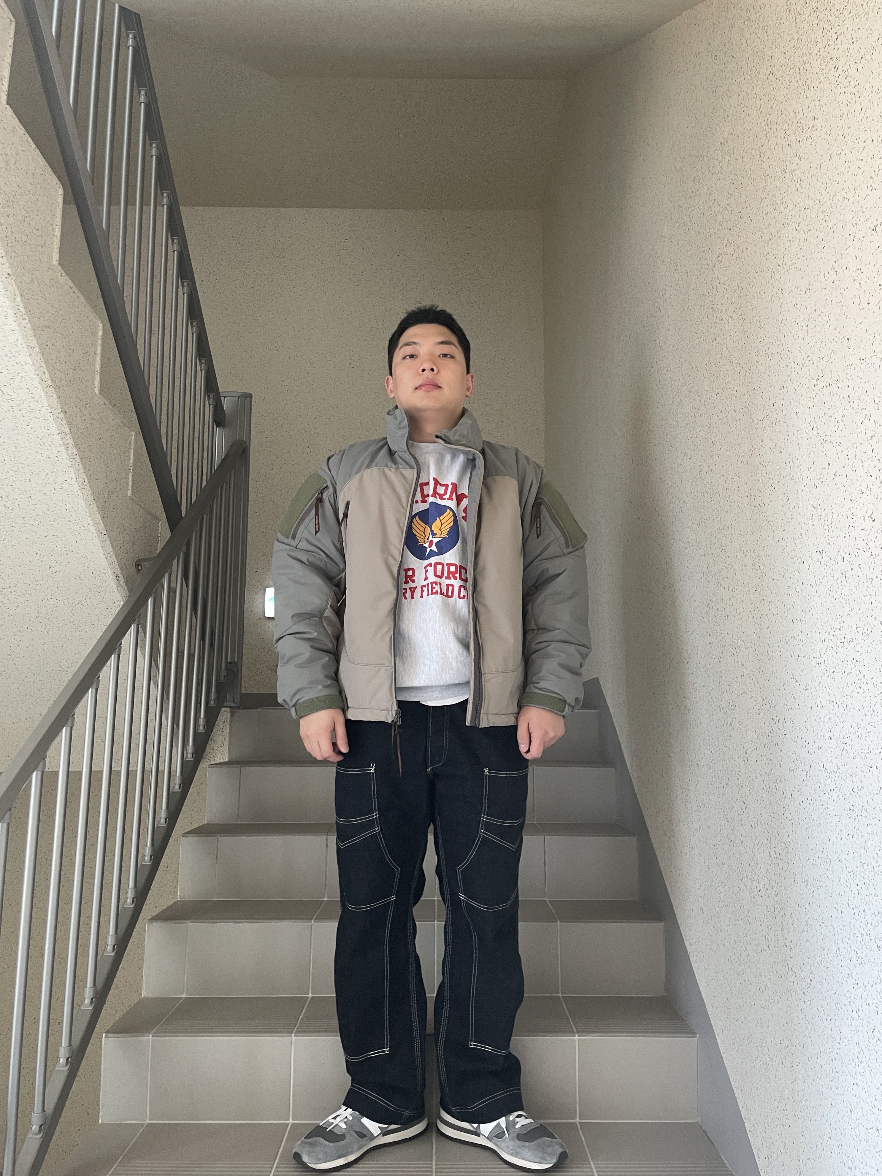 뉴발란스 990v1 메이드 인 USA 그레이 화이트 착용 스타일 - 2