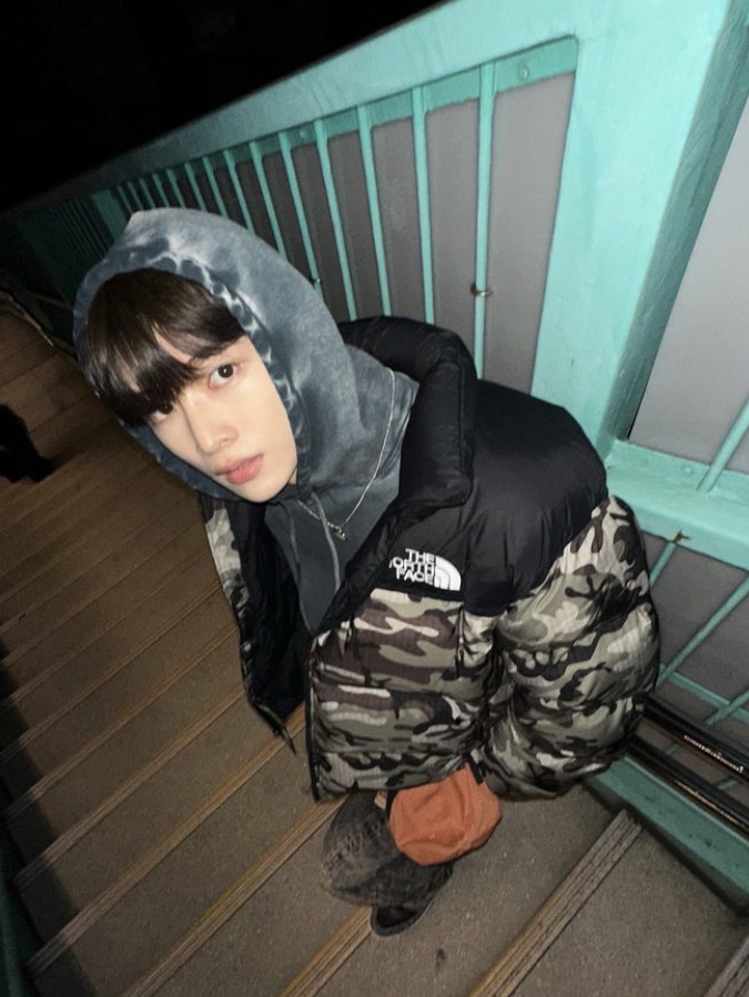 The North Face 1996 Novelty Nuptse Jacket Woodland Camo 착용 스타일