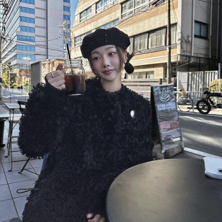 Yunse Women Eco Fur Coat Black 착용 스타일 - 3