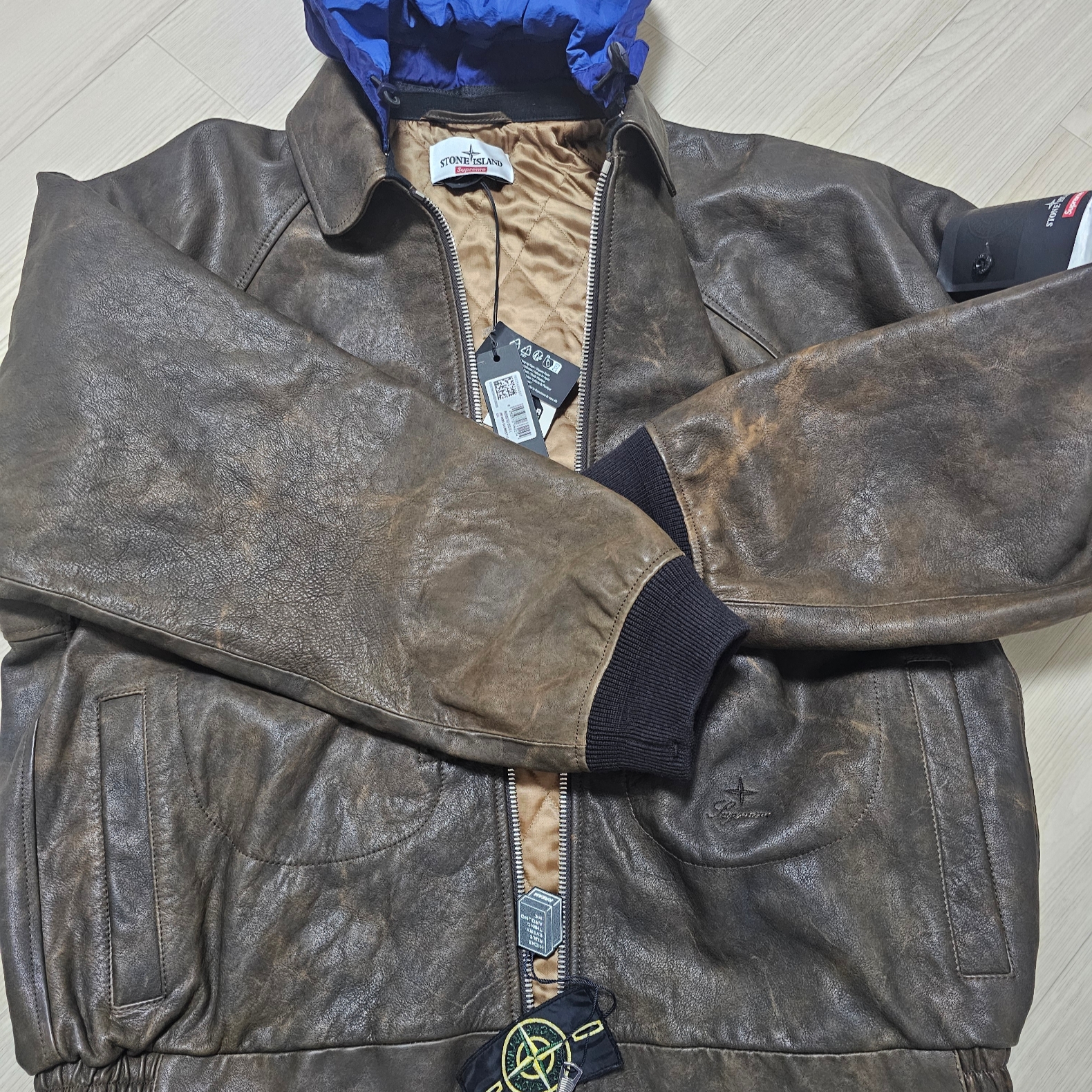 Supreme x Stone Island Leather Bomber Jacket Brown - 23FW 착용 스타일 - 1