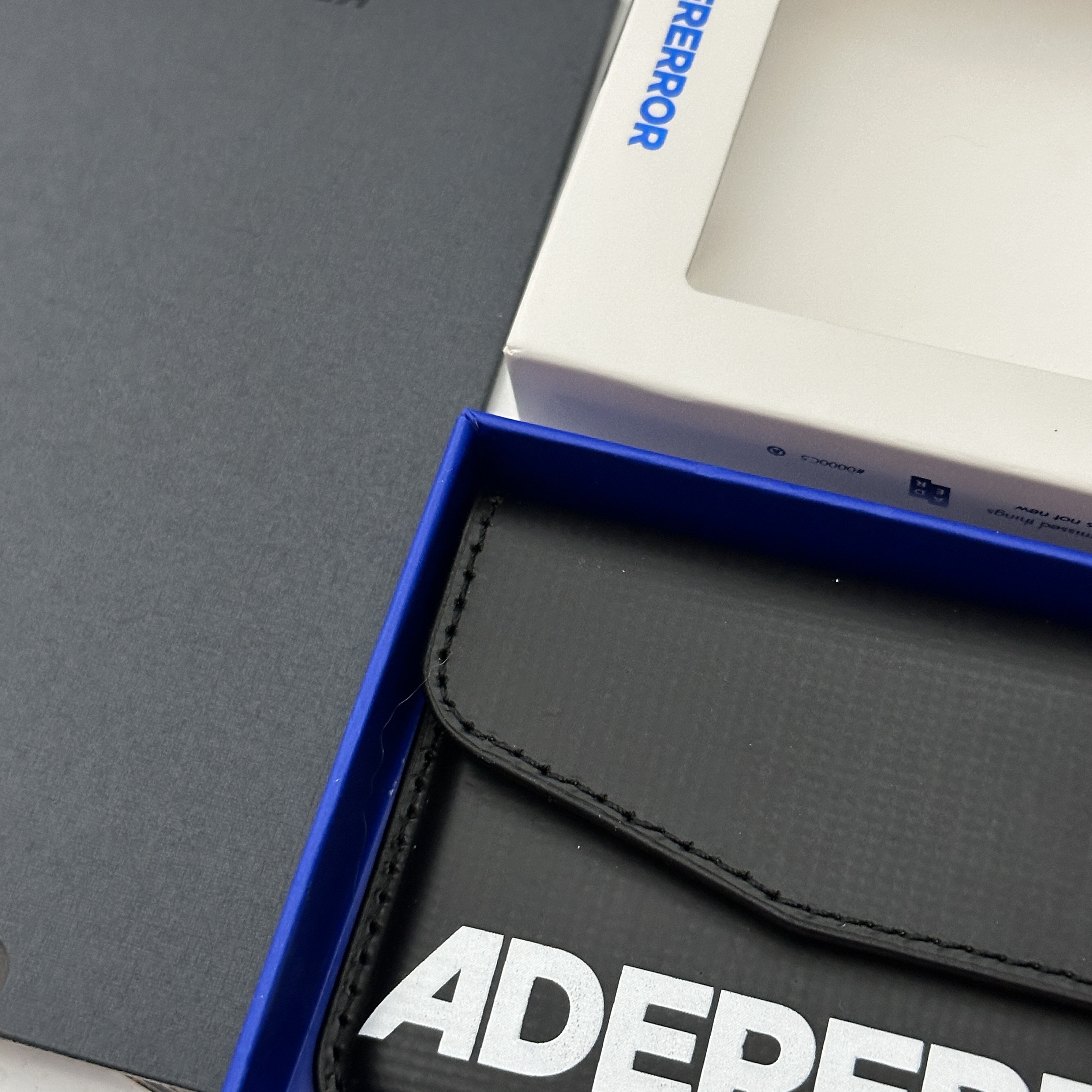 Ader Error Standic Magsafe Wallet Noir 착용 스타일