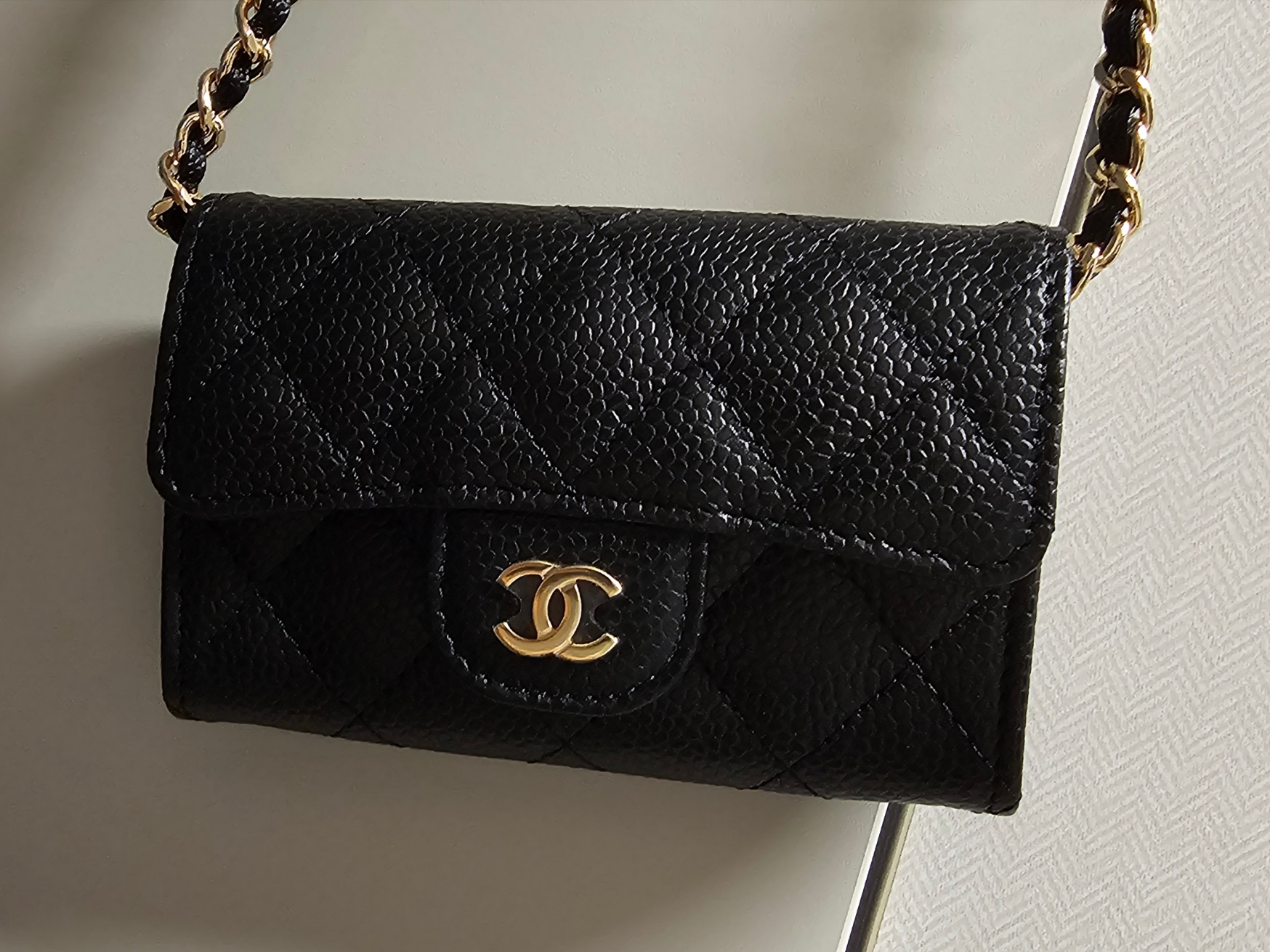 Chanel Classic Card Holder Grained Calfskin & Gold Black 착용 스타일