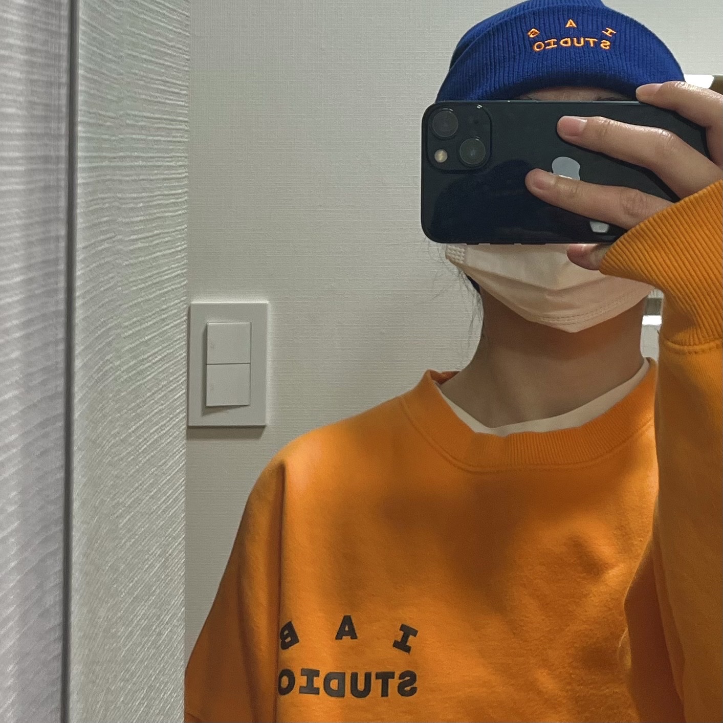 IAB Studio x Doosan Infracore Sweatshirt Orange, IAB Studio Beanie Blueberry Orange 착용 스타일