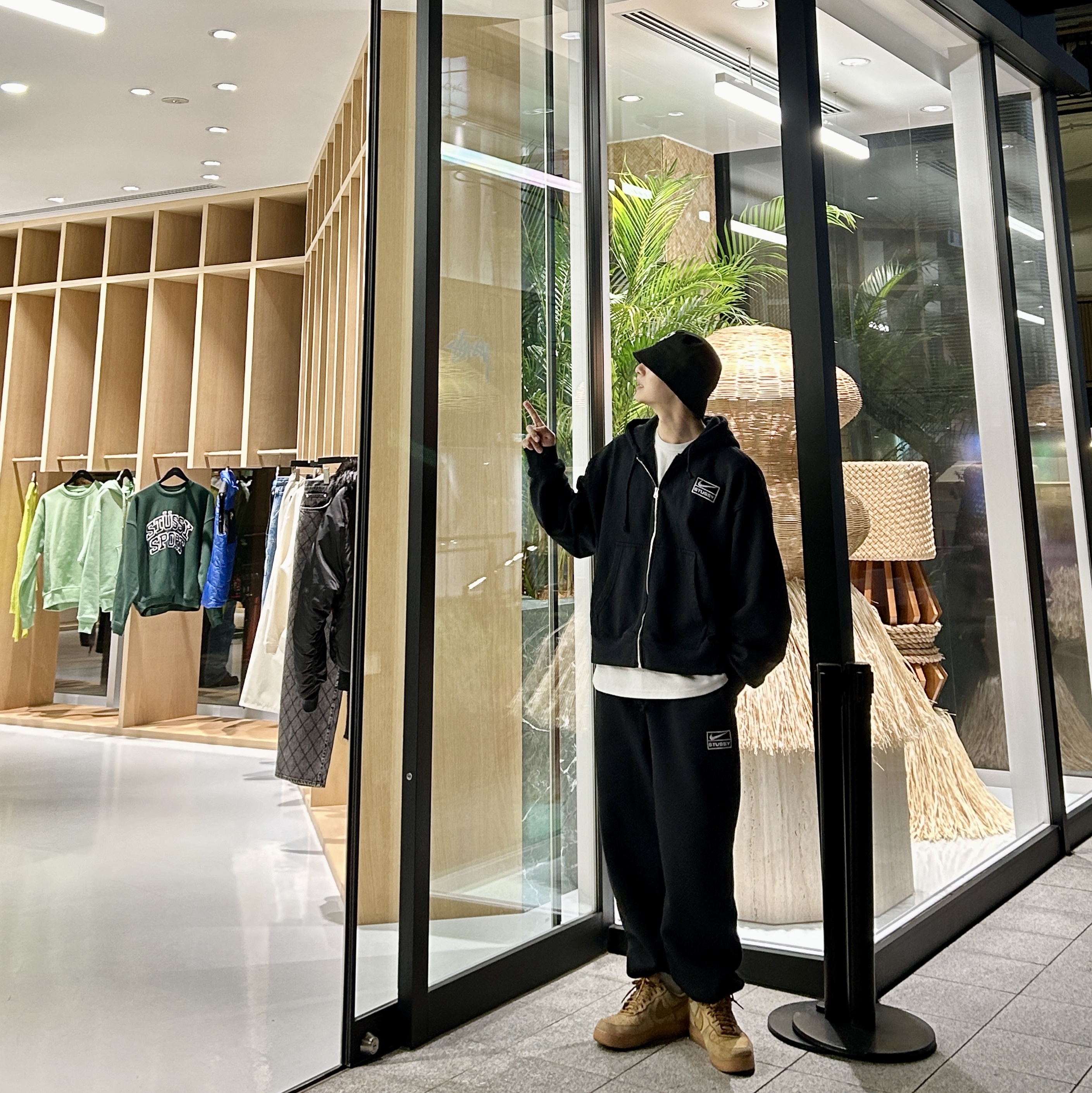 Nike x Stussy Full Zip Washed Fleece Hoodie Black (FJ9175-010), Nike x Stussy Washed Fleece Pants Black (FN5235-010) 착용 스타일